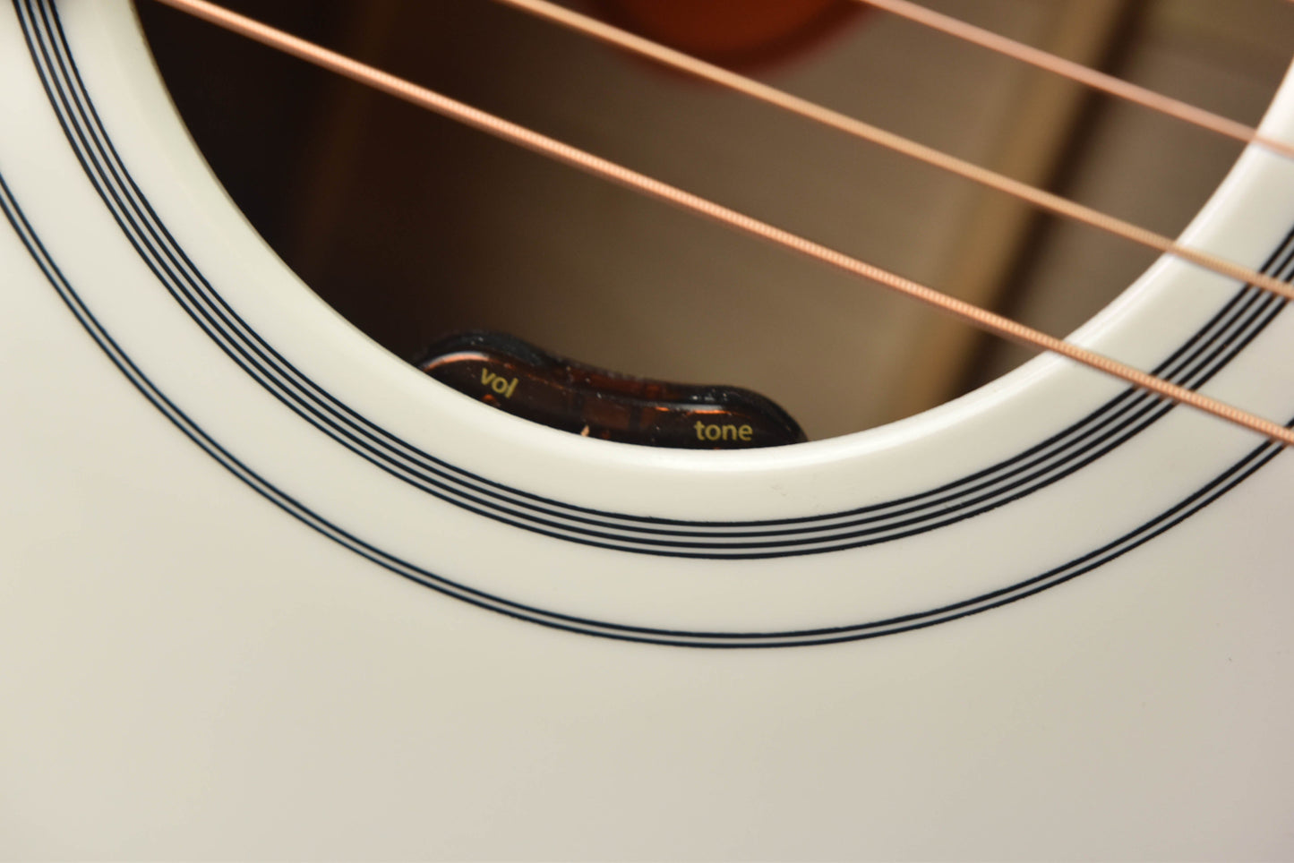 Gibson Custom Shop Dove Alpine White Gloss Acoustic/Electric Guitar