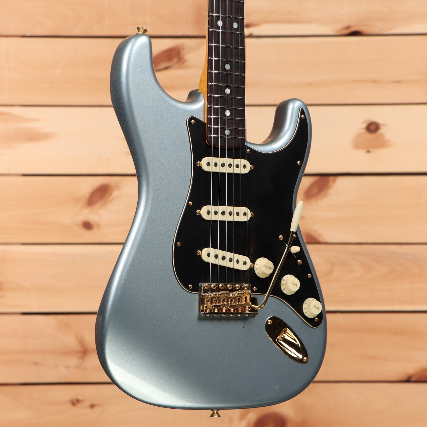 Fender Custom Shop Limited 1965 Dual-Mag Stratocaster Journeyman Relic - Aged Ice Blue Metallic