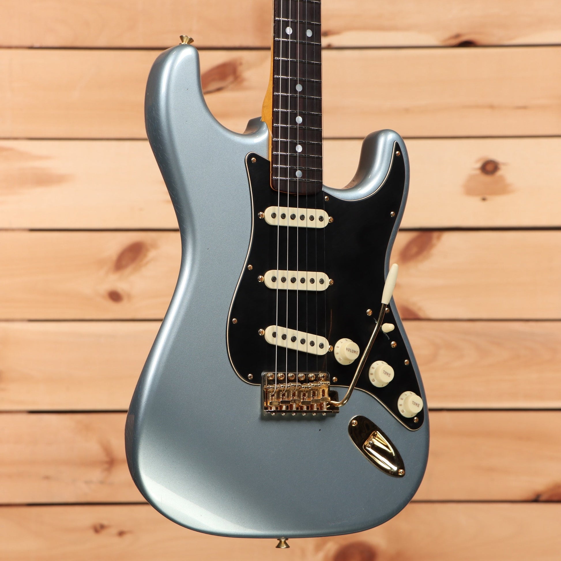 Fender Custom Shop Limited 1965 Dual-Mag Stratocaster Journeyman Relic - Aged Ice Blue Metallic