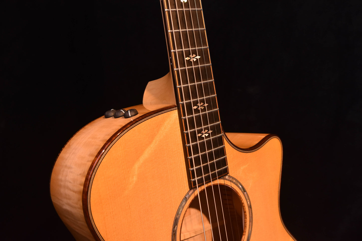 Taylor Custom Grand Auditorium Big leaf Maple/ Bearclaw Sitka Spruce