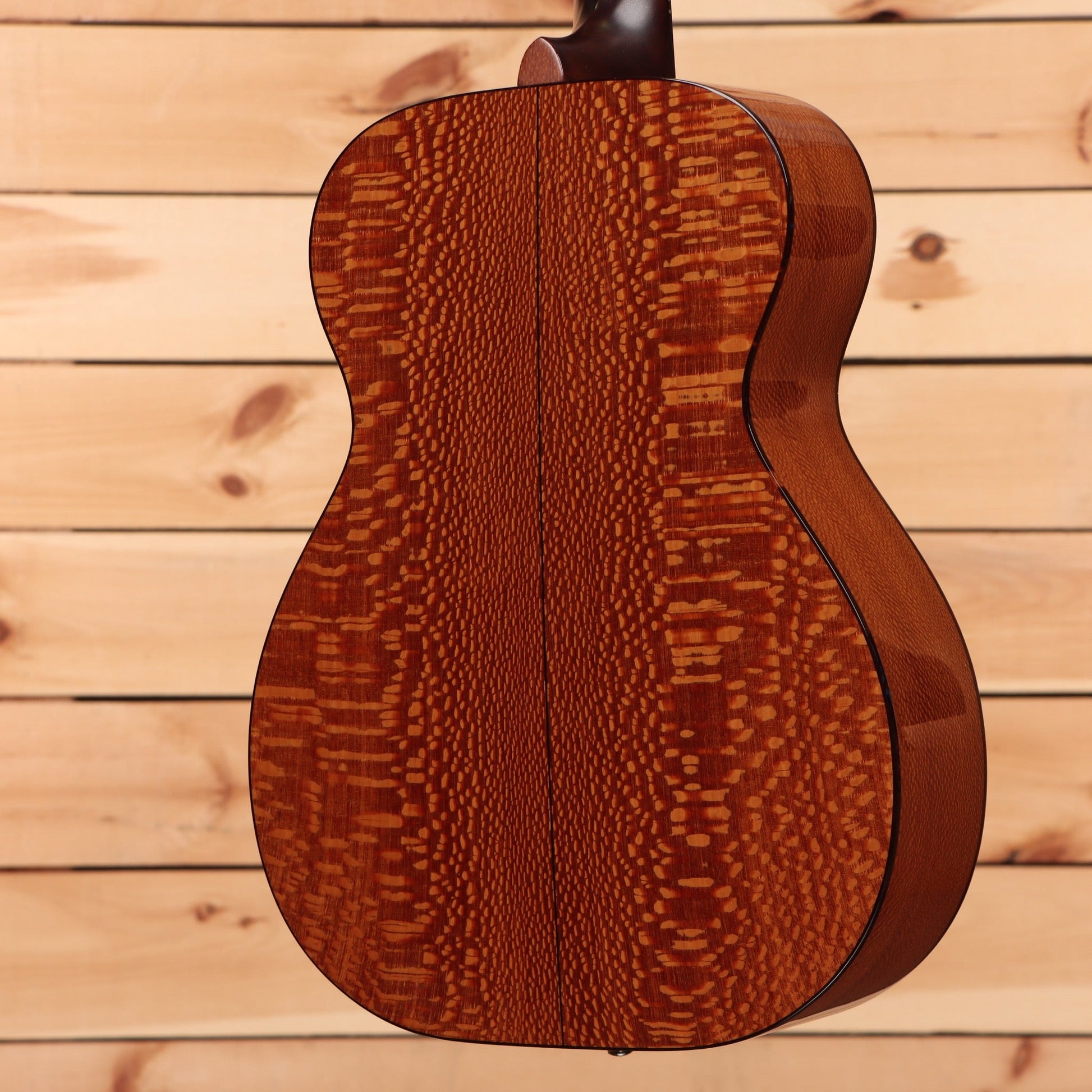 Huss and Dalton T-OM Custom - Natural