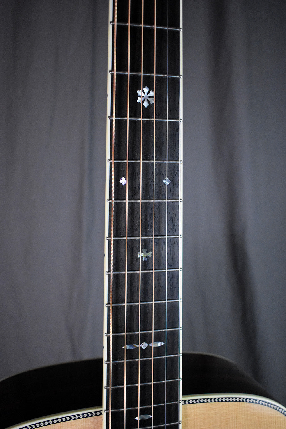Collings 002H 14-Fret Old Growth Sitka & 42-Style Snowflakes