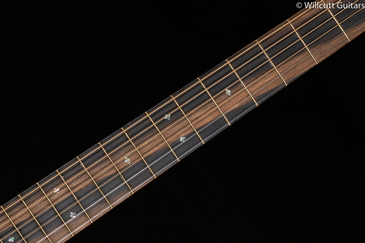 Martin D-28 Modern Deluxe (329)