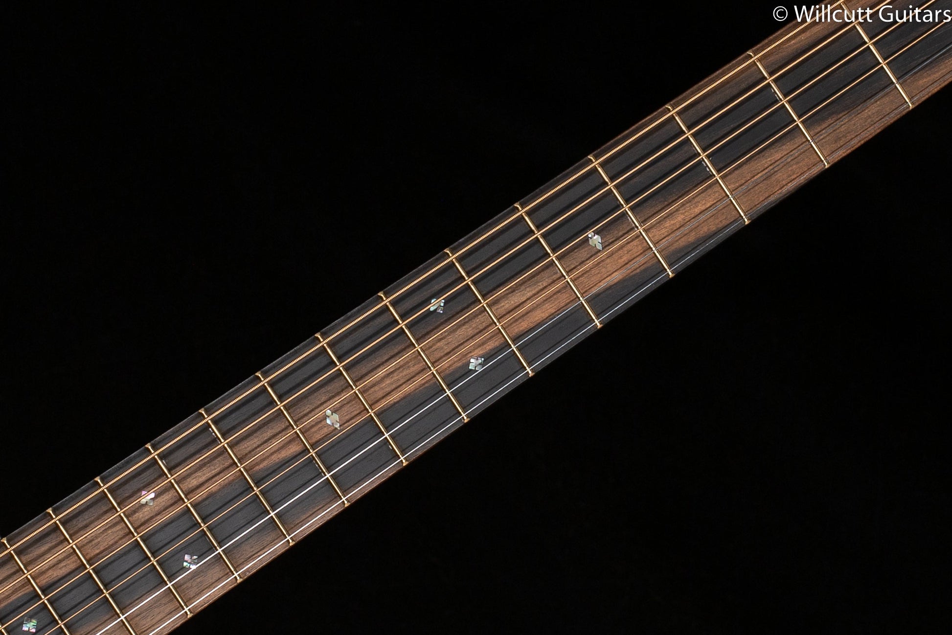 Martin D-28 Modern Deluxe (329)
