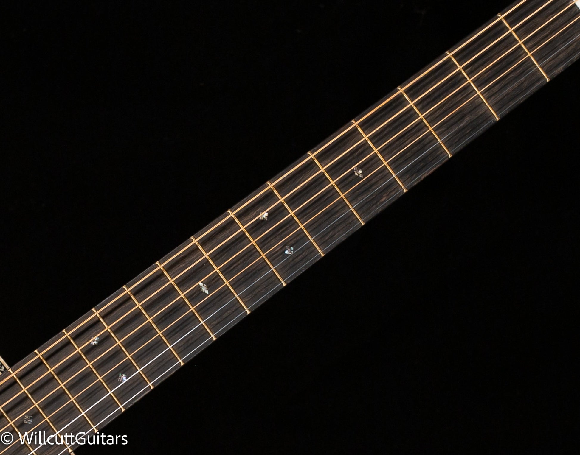 Martin D-28E Modern Deluxe (525)