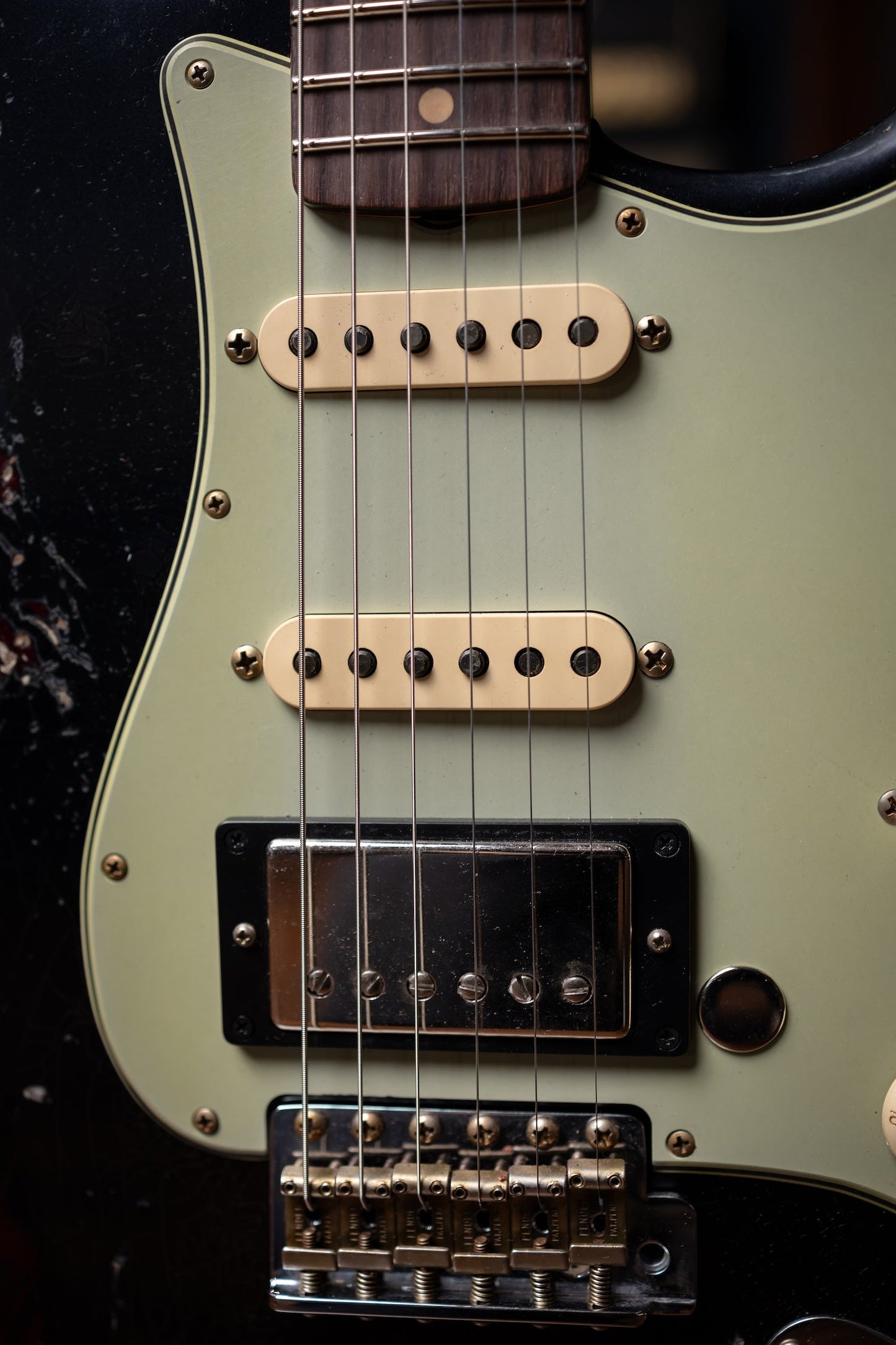 Fender Custom Shop Limited Edition '59 Strat HSS Heavy Relic - Black Pearl over Midnight Wine