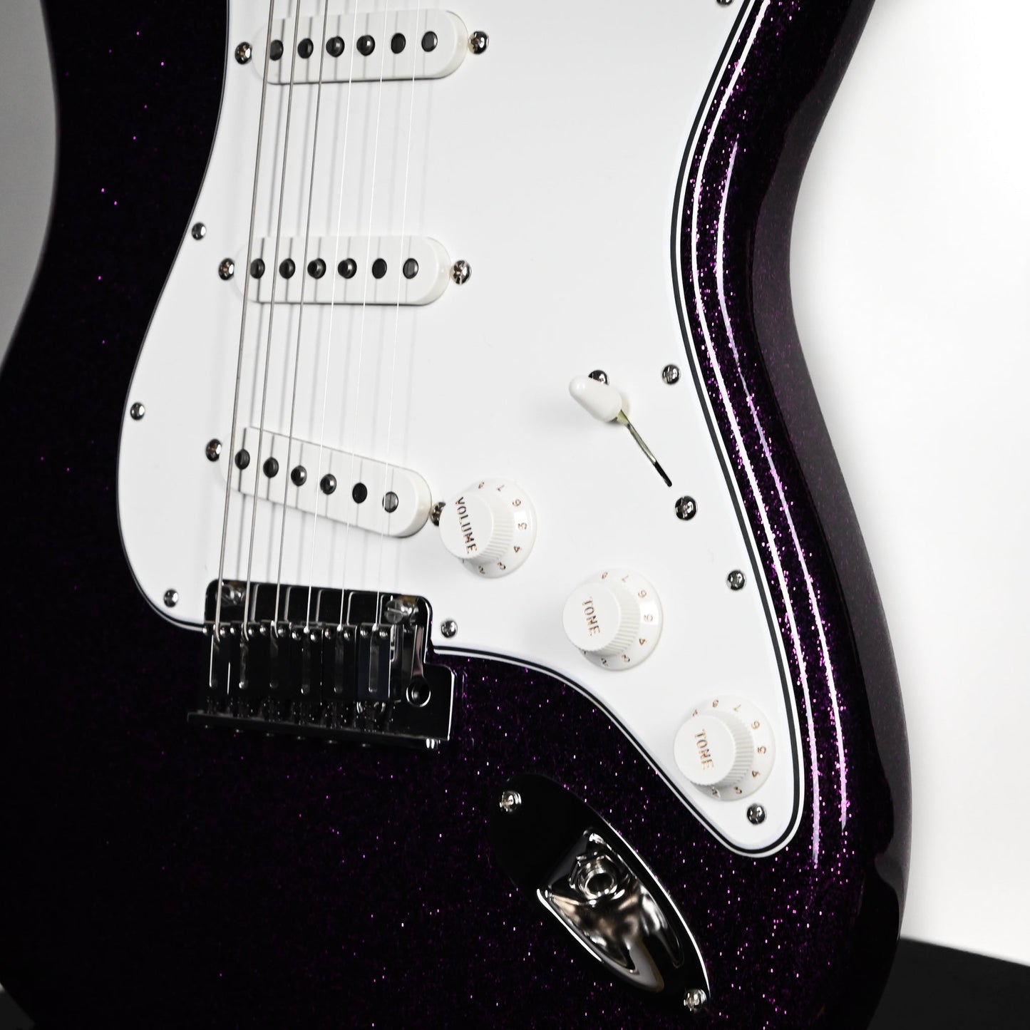 Fender Custom Shop Limited Edition Custom Deluxe Stratocaster NOS- Magenta Sparkle 2025 (CZ589381)