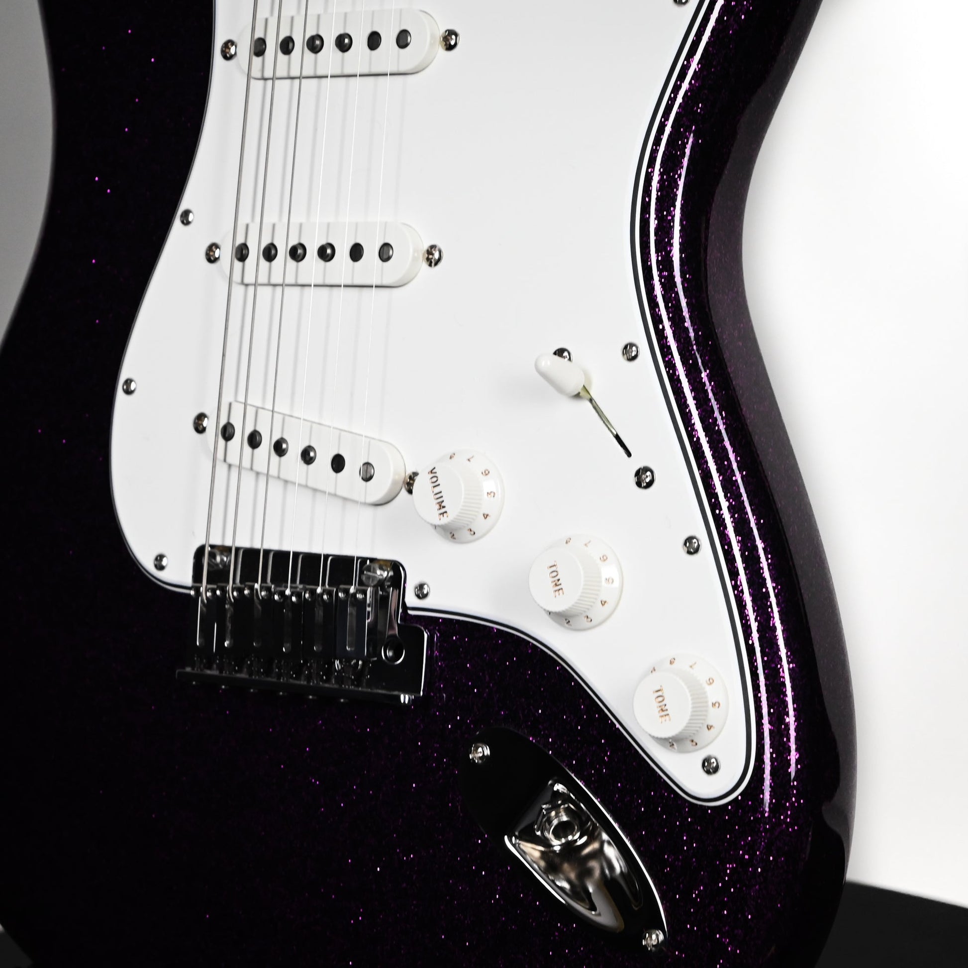 Fender Custom Shop Limited Edition Custom Deluxe Stratocaster NOS- Magenta Sparkle 2025 (CZ589381)
