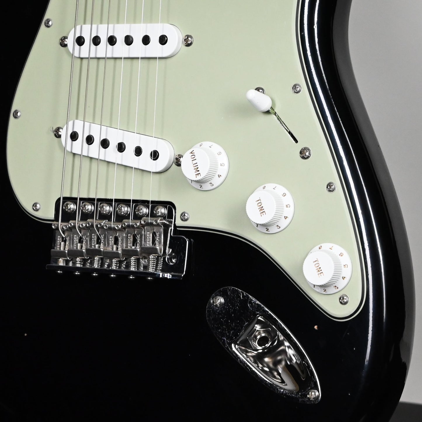 Fender Custom Shop NAMM 2025 Limited Edition 1965 Compound Radius Stratocaster Journeyman w/ Closet Classic Hardware- Aged Black 2026 (CZ589701)