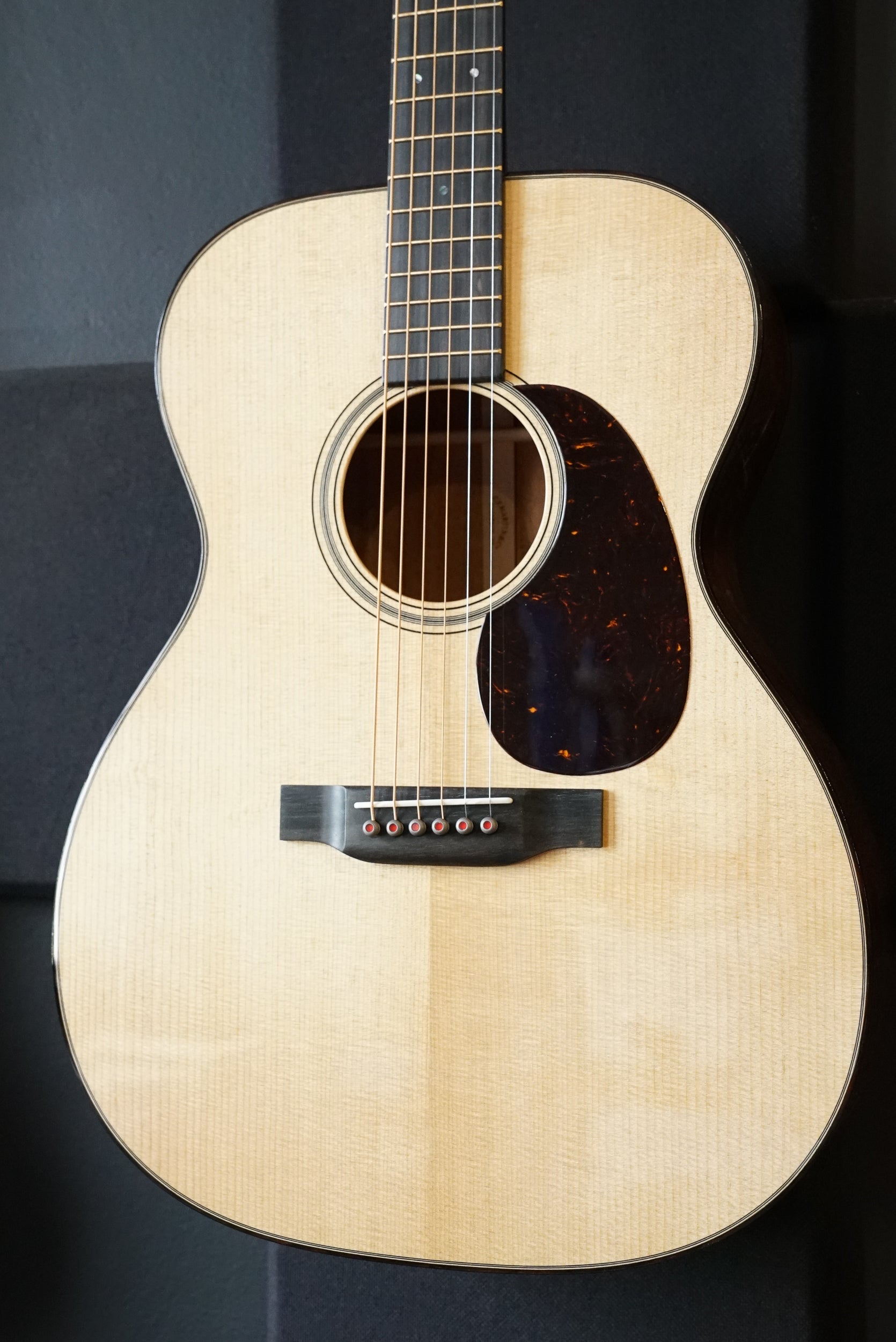 Martin 000-18MD: Modern Deluxe Acoustic Guitar