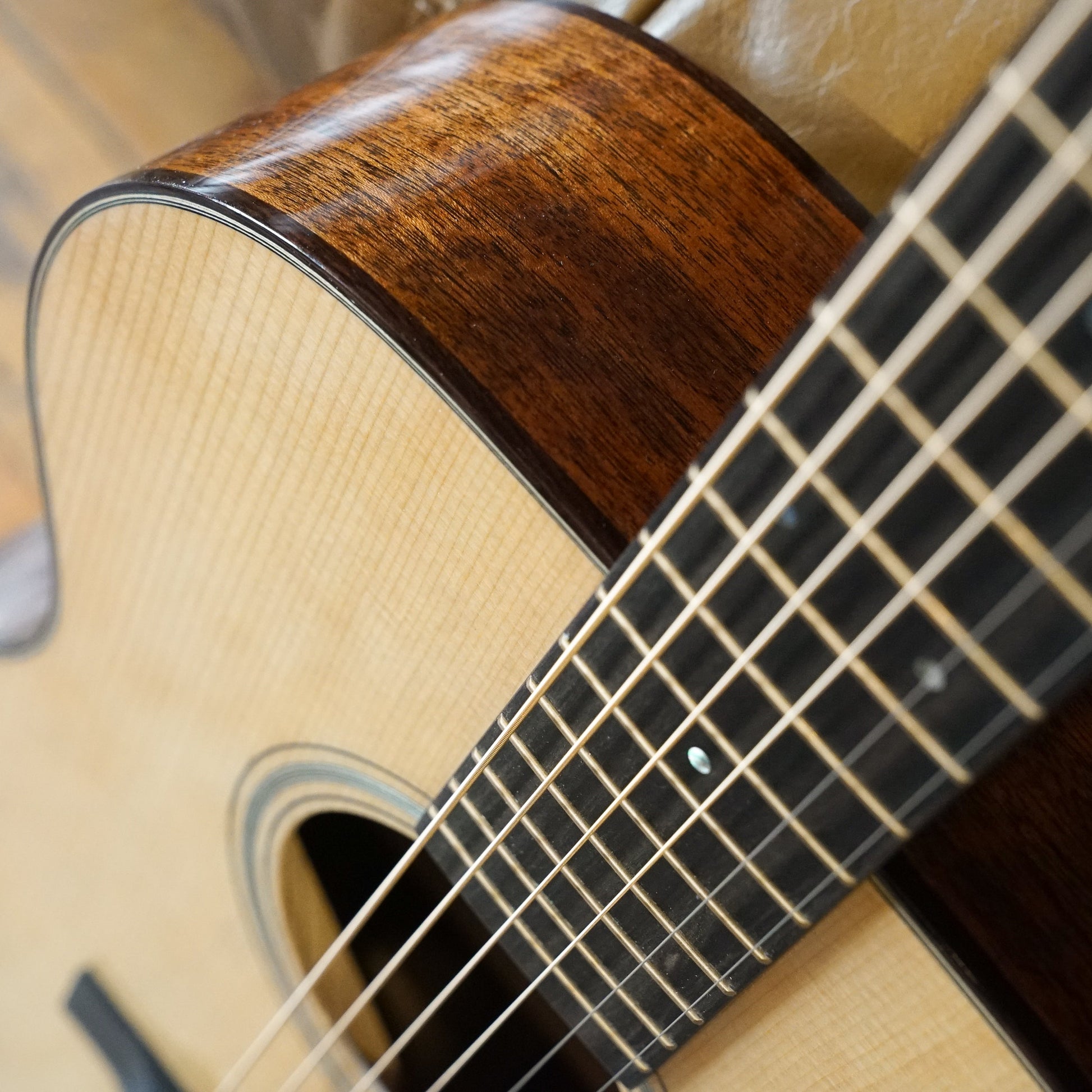 Martin 000-18MD: Modern Deluxe Acoustic Guitar