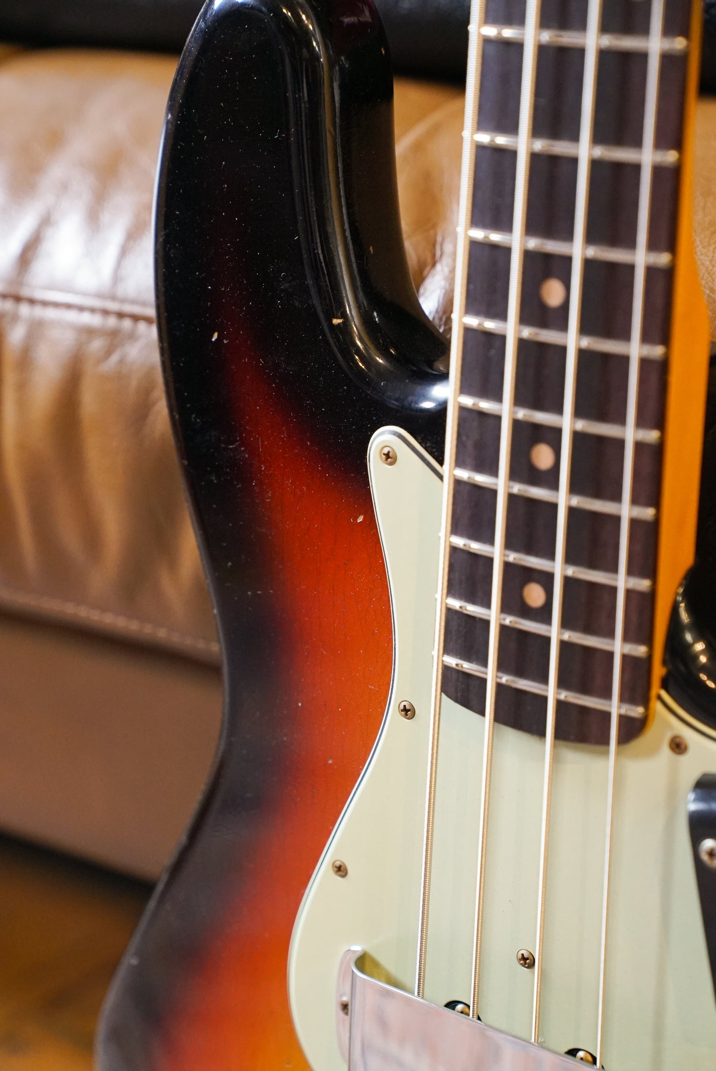 Fender Custom Shop Limited Edition '64 Jazz Bass Journeyman Relic - Super Faded Aged Three-Tone Sunburst