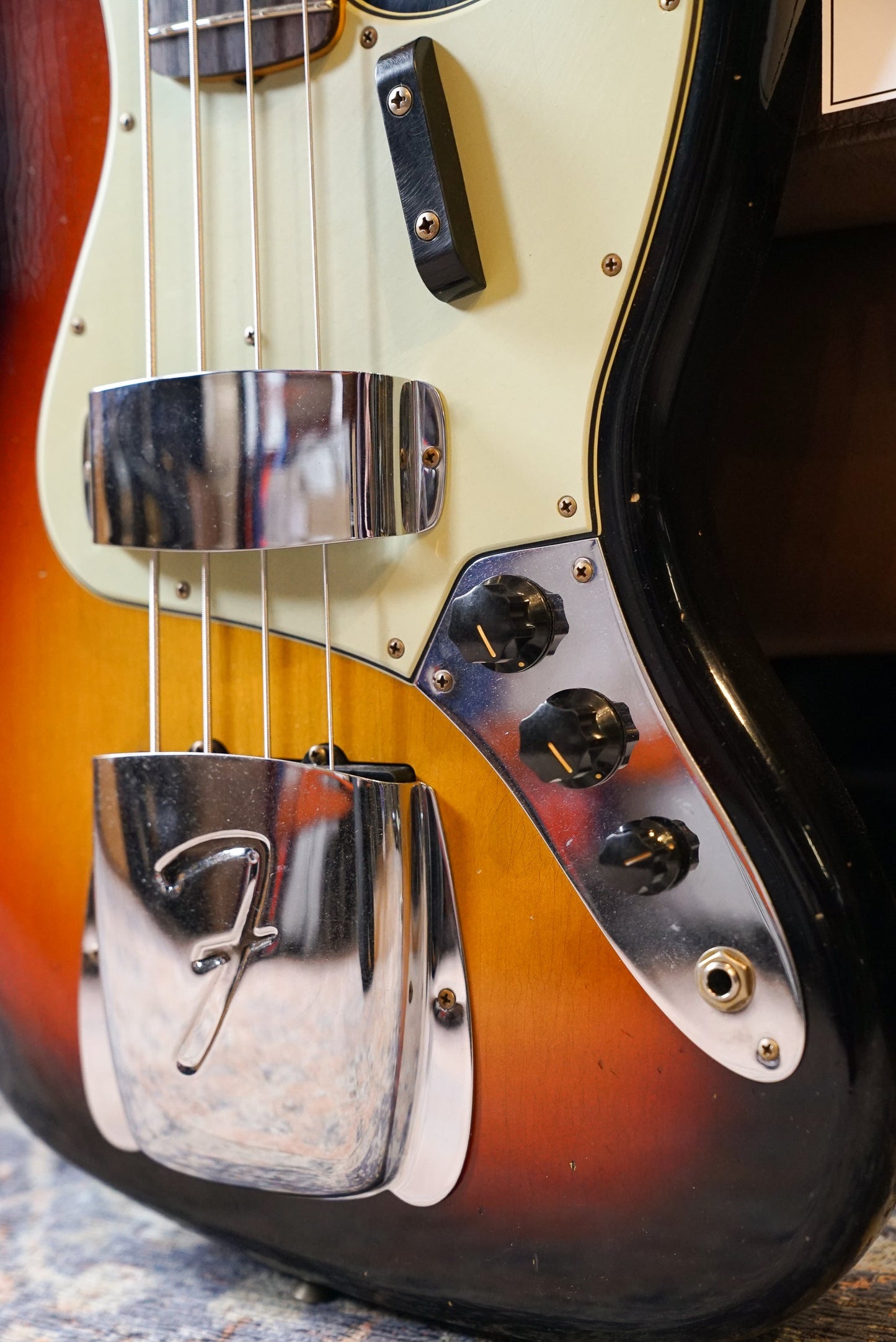 Fender Custom Shop Limited Edition '64 Jazz Bass Journeyman Relic - Super Faded Aged Three-Tone Sunburst