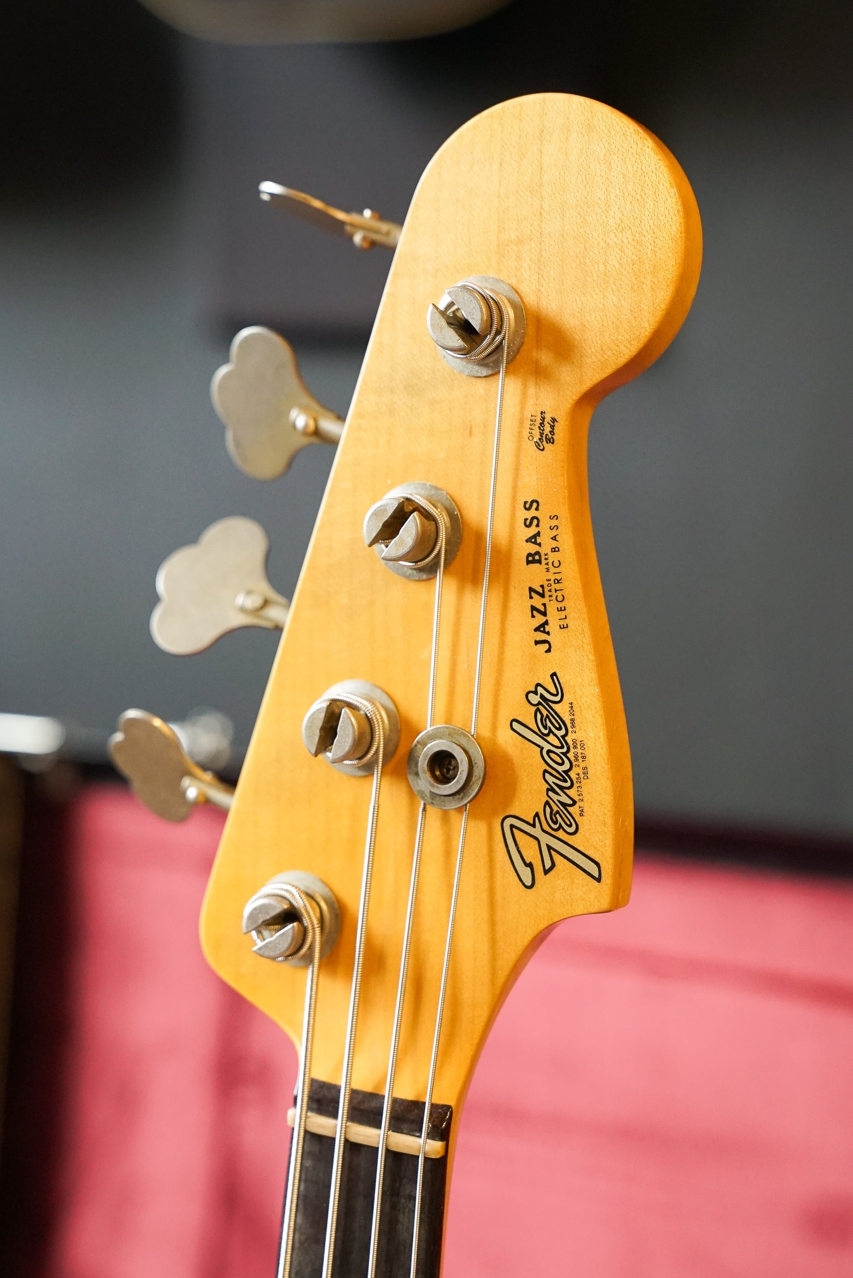 Fender Custom Shop Limited Edition '64 Jazz Bass Journeyman Relic - Super Faded Aged Three-Tone Sunburst