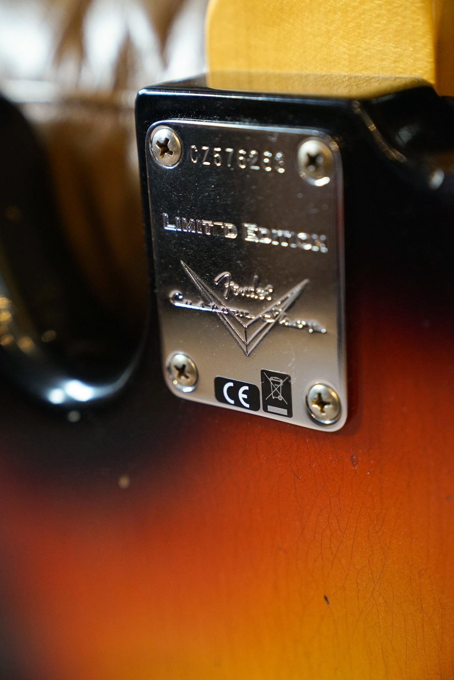 Fender Custom Shop Limited Edition '64 Jazz Bass Journeyman Relic - Super Faded Aged Three-Tone Sunburst