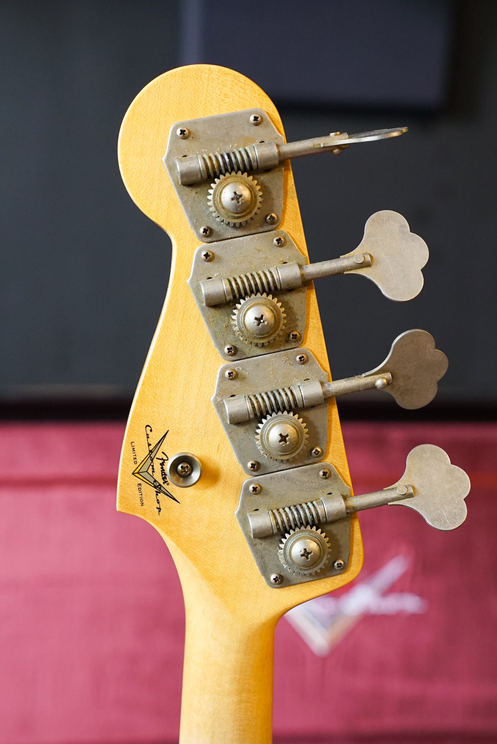 Fender Custom Shop Limited Edition '64 Jazz Bass Journeyman Relic - Super Faded Aged Three-Tone Sunburst