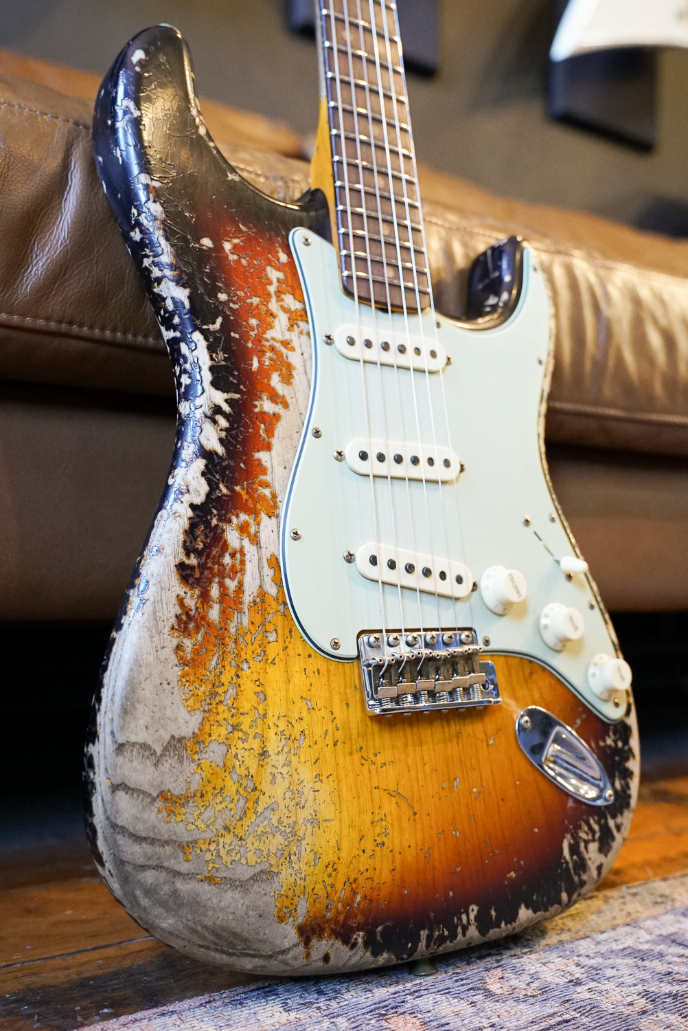 Fender Custom Shop '63 Stratocaster, Super Heavy Relic, Super Faded Aged 3-Tone Sunburst