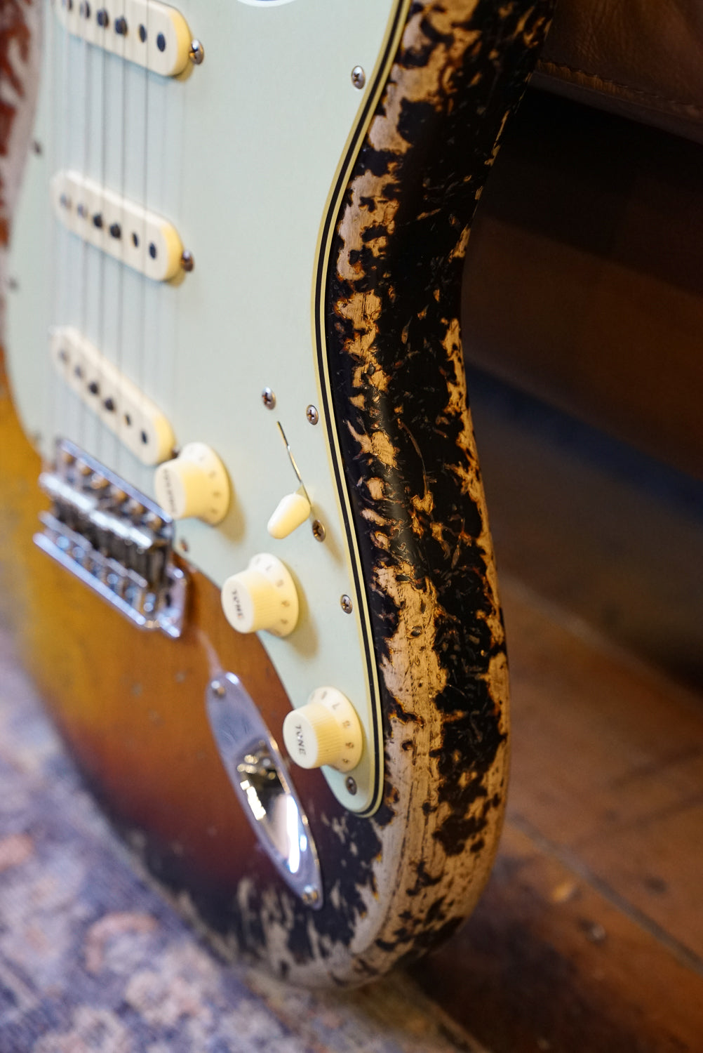 Fender Custom Shop '63 Stratocaster, Super Heavy Relic, Super Faded Aged 3-Tone Sunburst