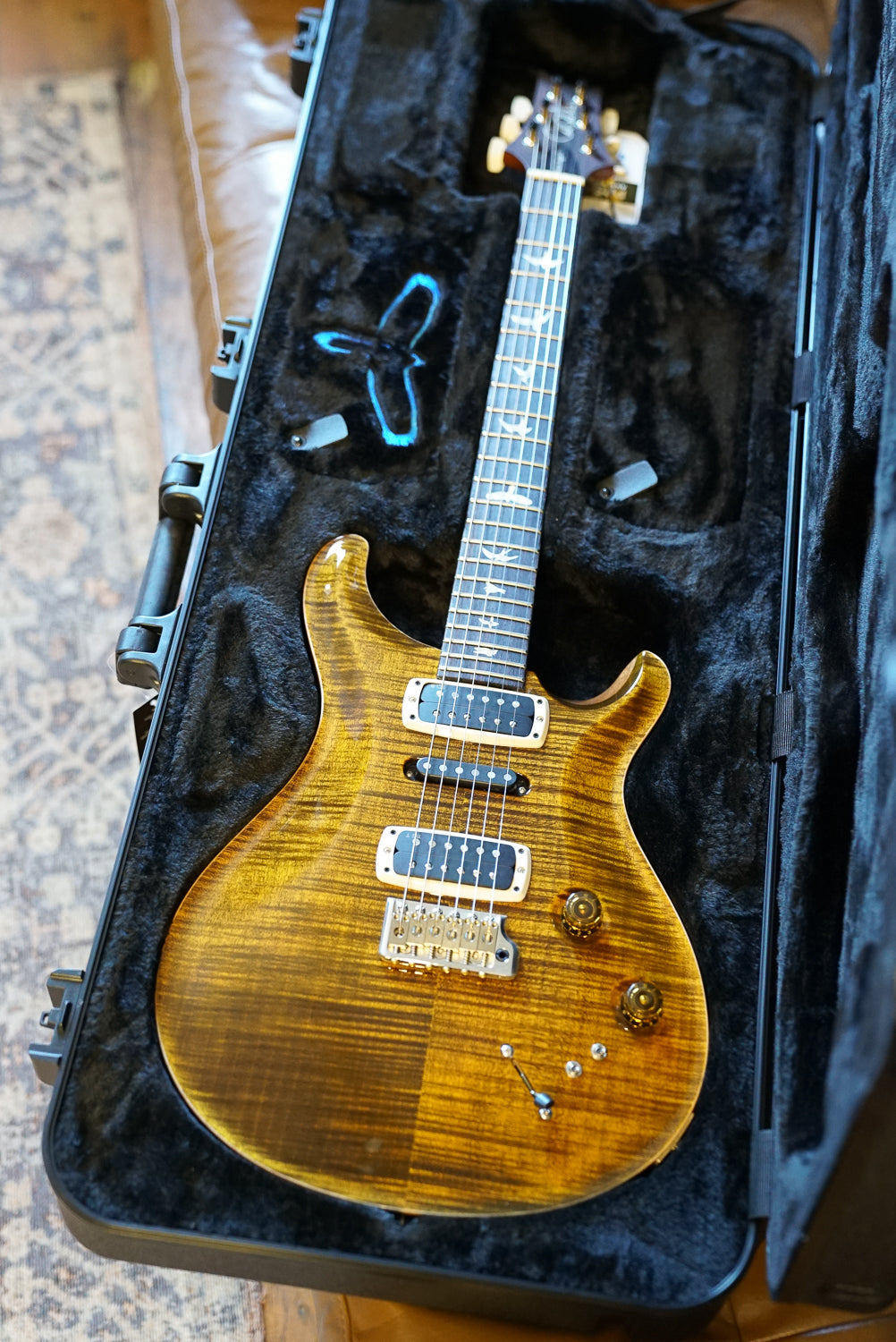 PRS Modern Eagle V, Yellow Tiger