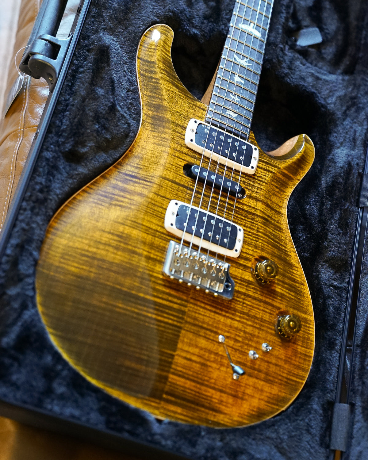 PRS Modern Eagle V, Yellow Tiger