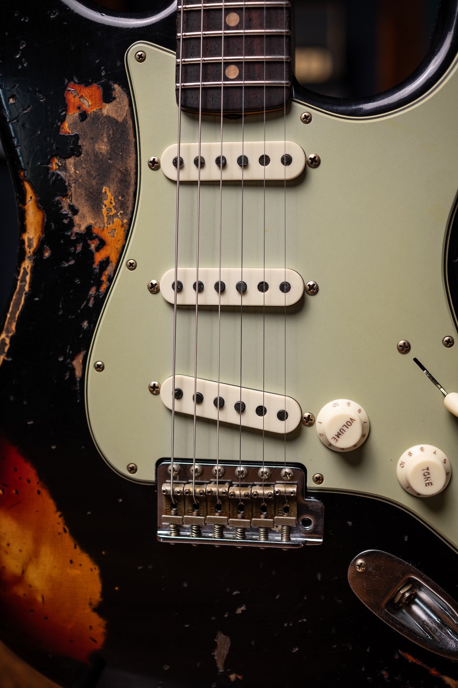 Fender Custom Shop 1963 Stratocaster® Super Heavy Relic - Super Faded Aged Black over 3 Color Sunburst