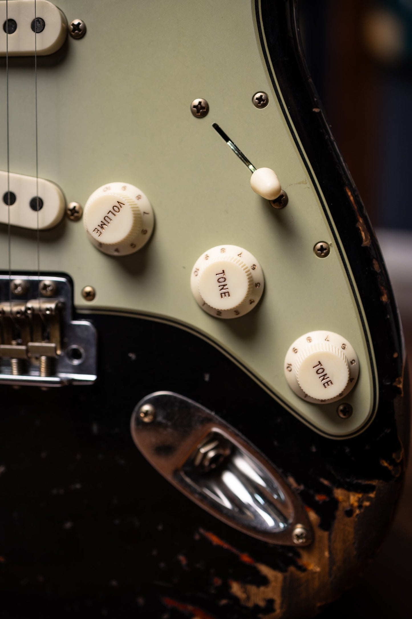 Fender Custom Shop 1963 Stratocaster® Super Heavy Relic - Super Faded Aged Black over 3 Color Sunburst