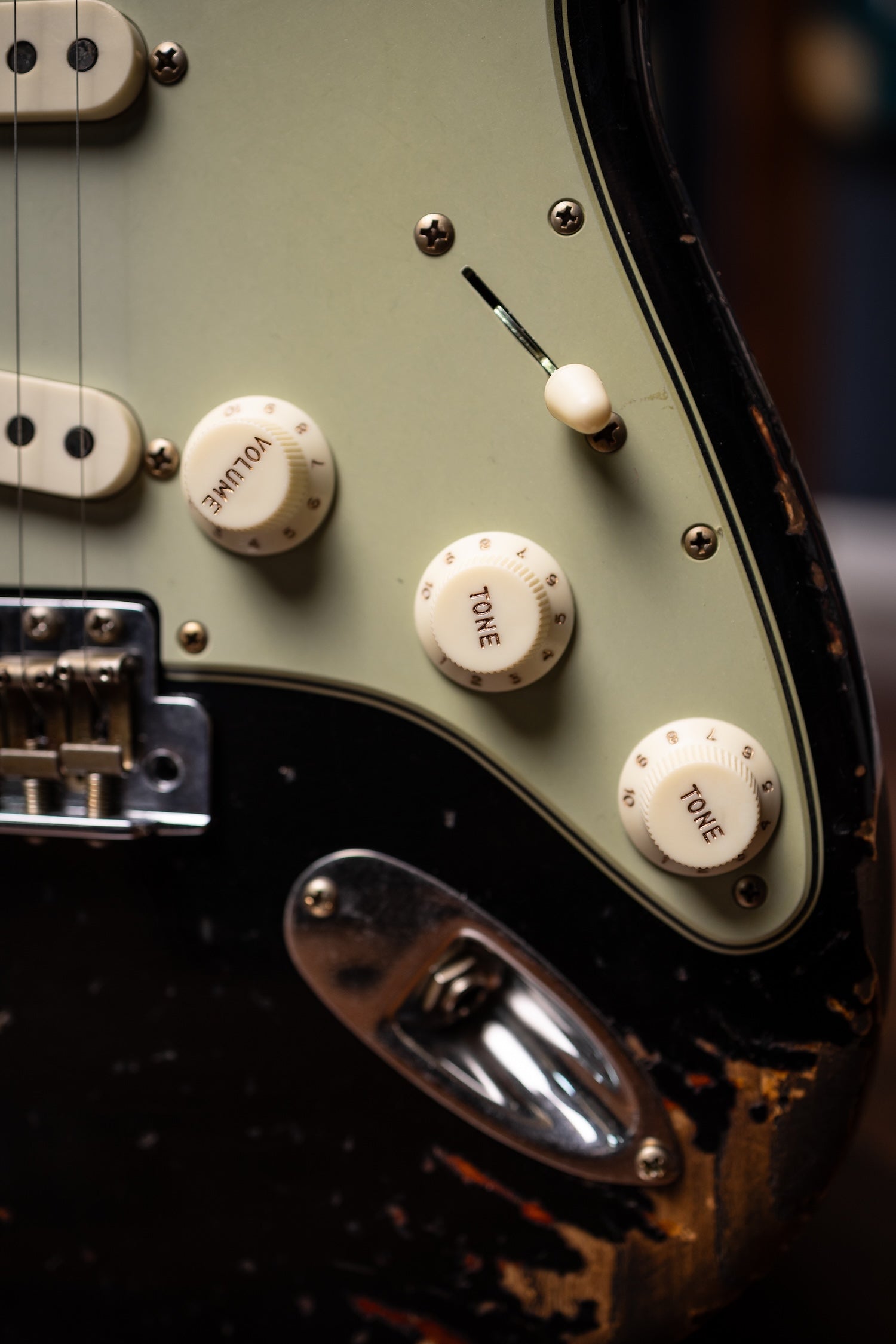 Fender Custom Shop 1963 Stratocaster® Super Heavy Relic - Super Faded Aged Black over 3 Color Sunburst