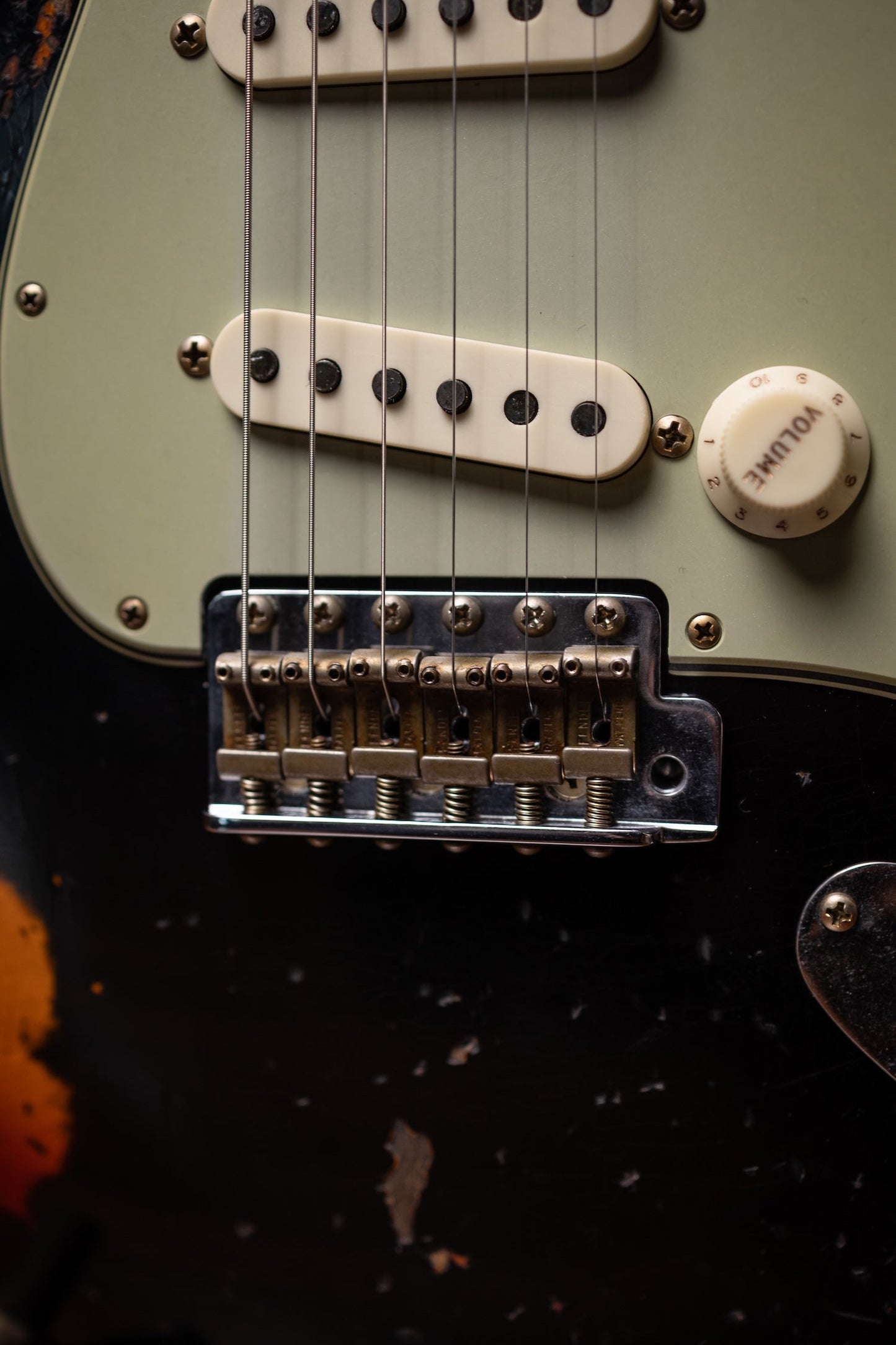 Fender Custom Shop 1963 Stratocaster® Super Heavy Relic - Super Faded Aged Black over 3 Color Sunburst