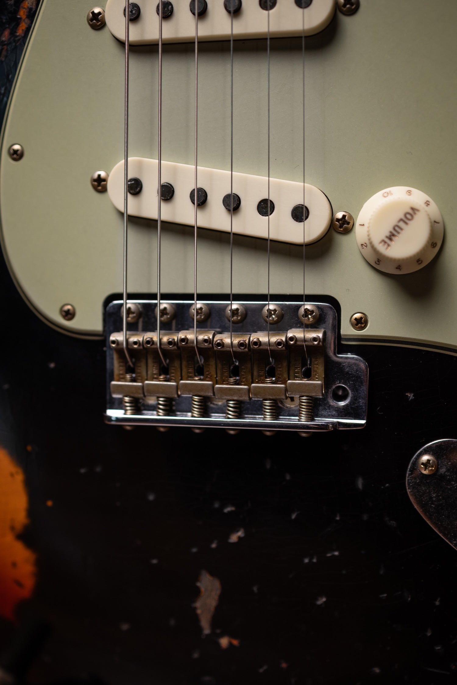 Fender Custom Shop 1963 Stratocaster® Super Heavy Relic - Super Faded Aged Black over 3 Color Sunburst