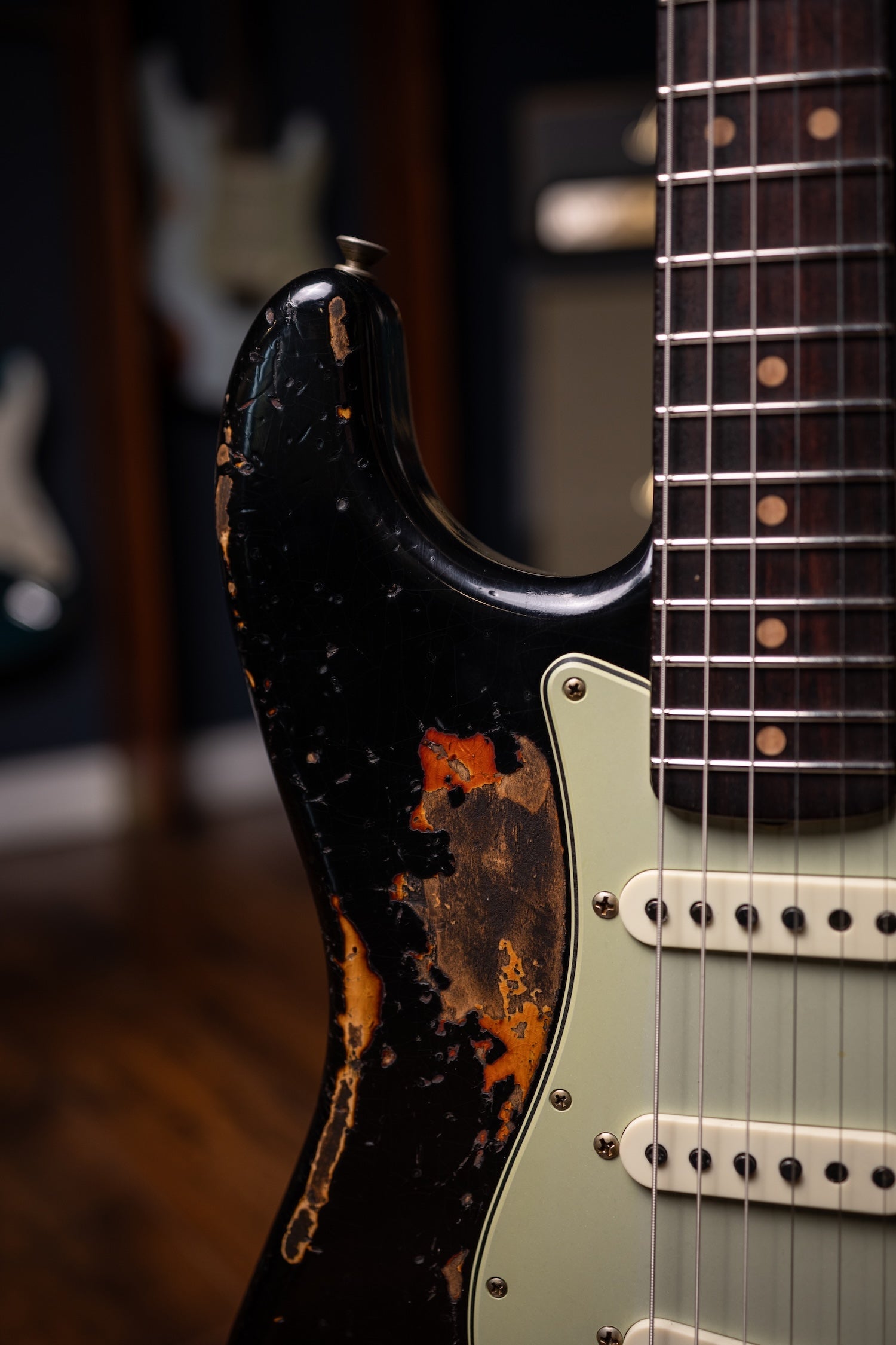 Fender Custom Shop 1963 Stratocaster® Super Heavy Relic - Super Faded Aged Black over 3 Color Sunburst