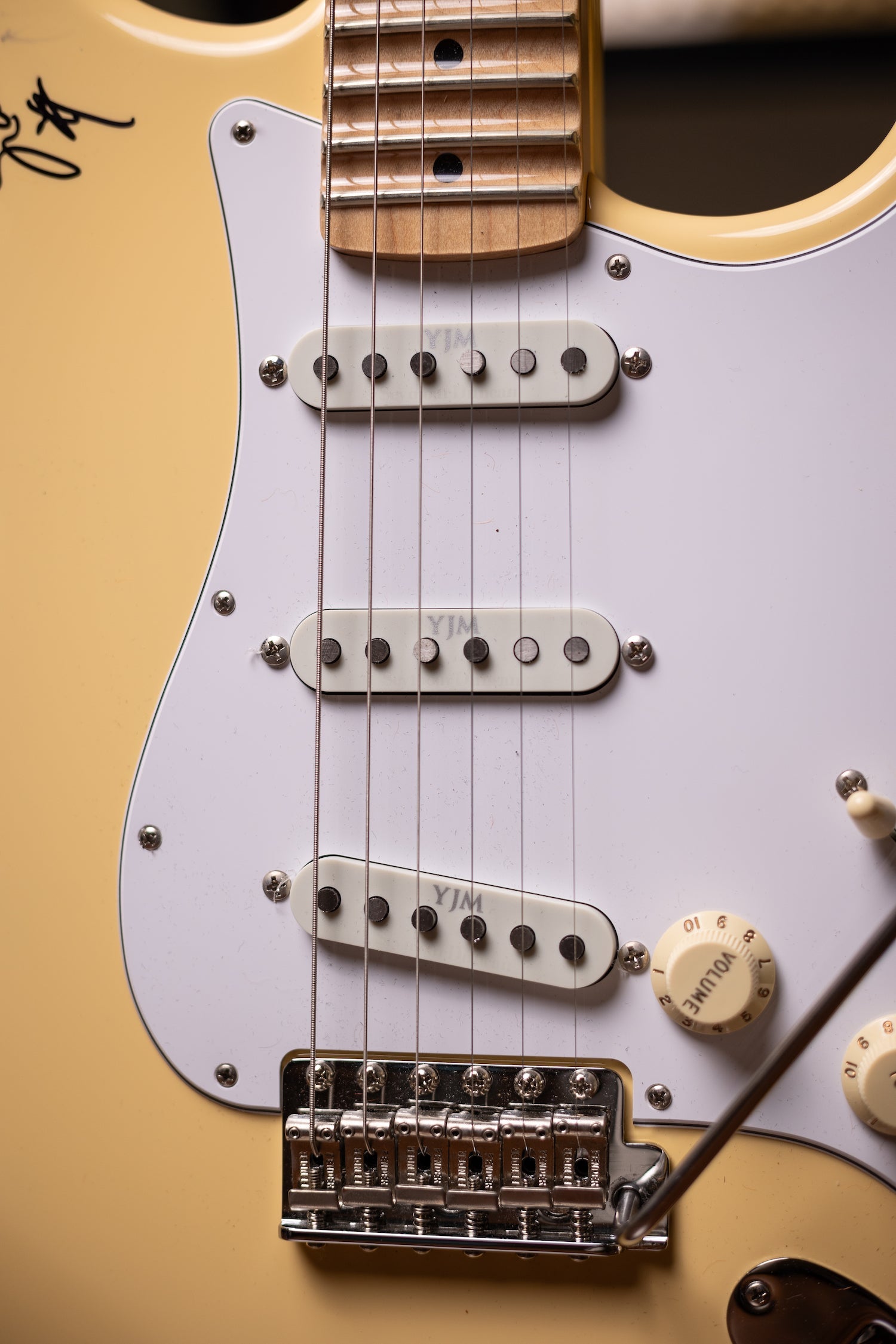 2019 Fender YJM Yngwie Malmsteen Stratocaster - Vintage White + Fender Yngwie Malmsteen Overdrive Pedal Signed Set