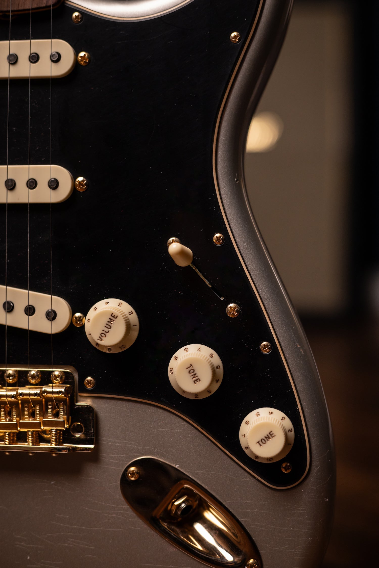 Fender Custom Shop Limited Edition 1965 Dual-Mag Stratocaster® Journeyman Relic® with Closet Classic Hardware Electric Guitar - Aged Inca Silver