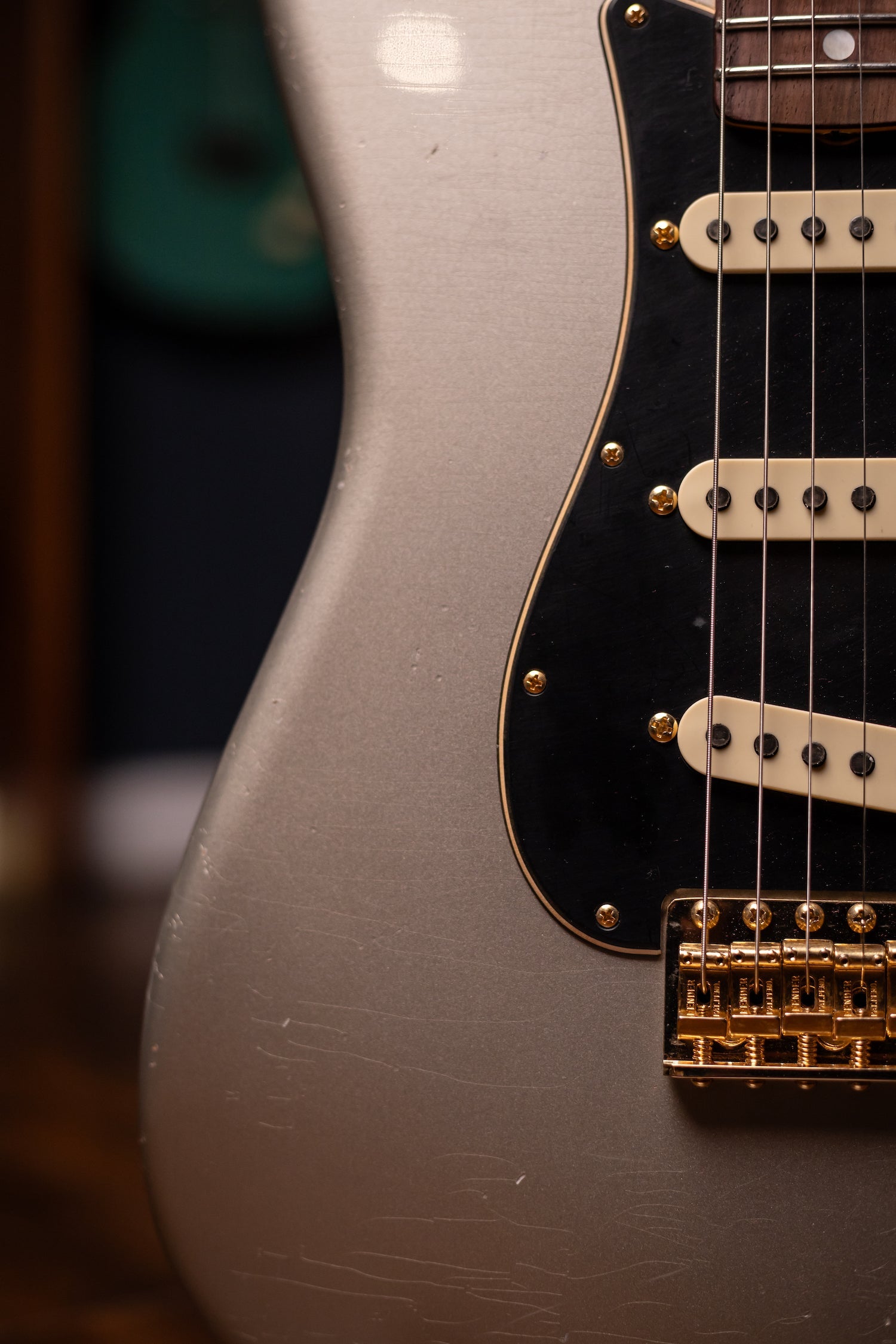 Fender Custom Shop Limited Edition 1965 Dual-Mag Stratocaster® Journeyman Relic® with Closet Classic Hardware Electric Guitar - Aged Inca Silver