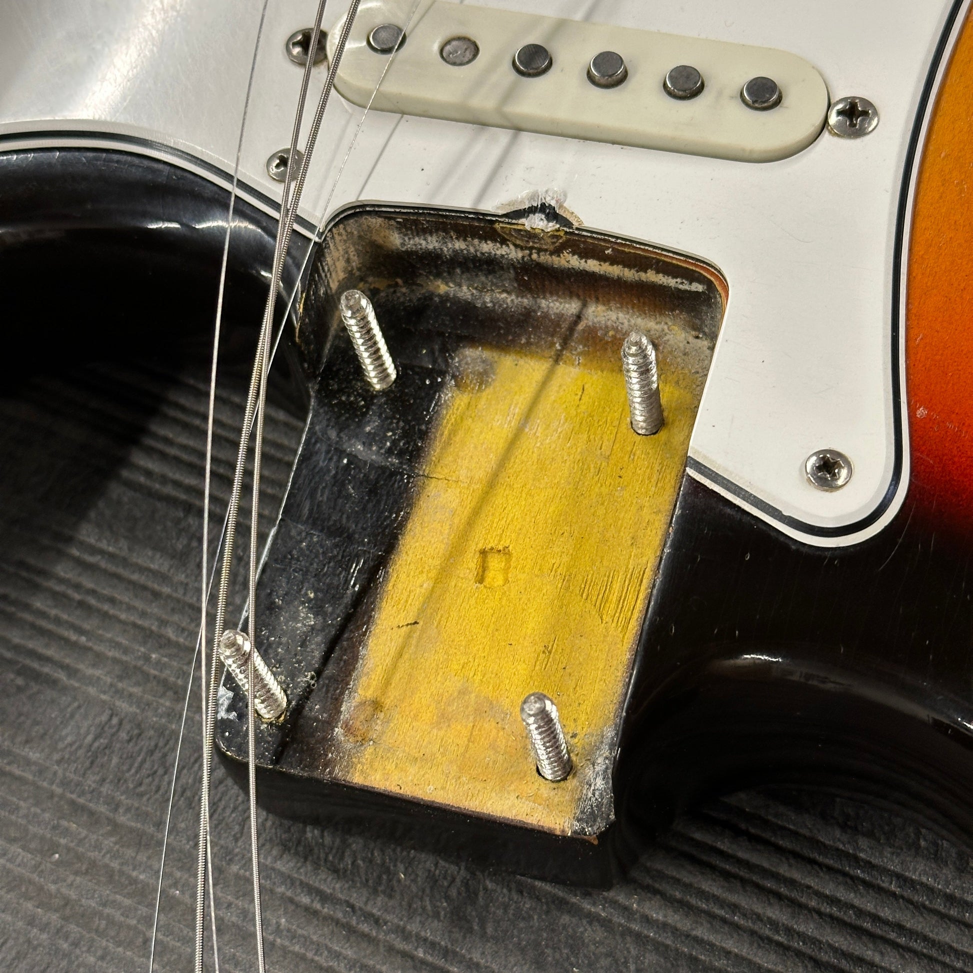 Vintage 1965 Fender Stratocaster 3-Tone Sunburst w/OHSC TSU24824
