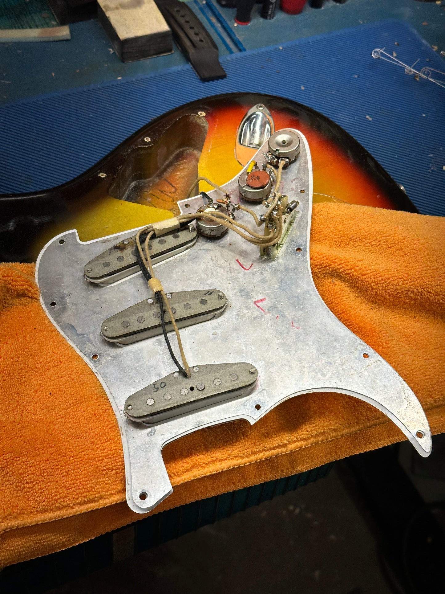 Vintage 1965 Fender Stratocaster 3-Tone Sunburst w/OHSC TSU24824