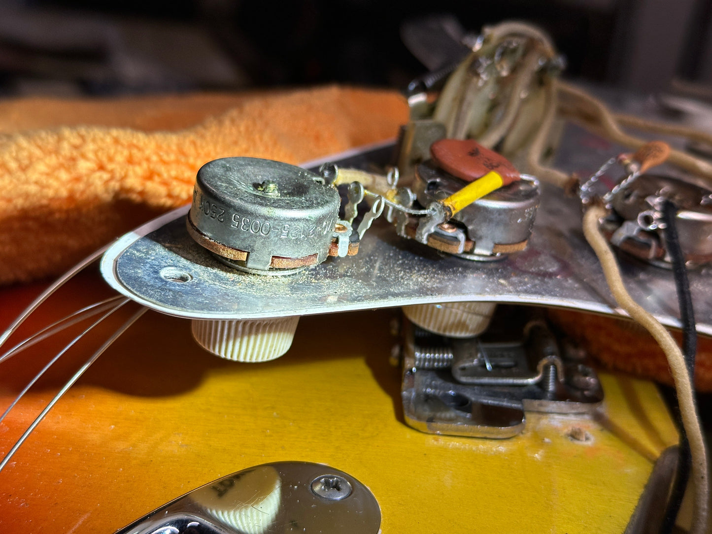 Vintage 1965 Fender Stratocaster 3-Tone Sunburst w/OHSC TSU24824
