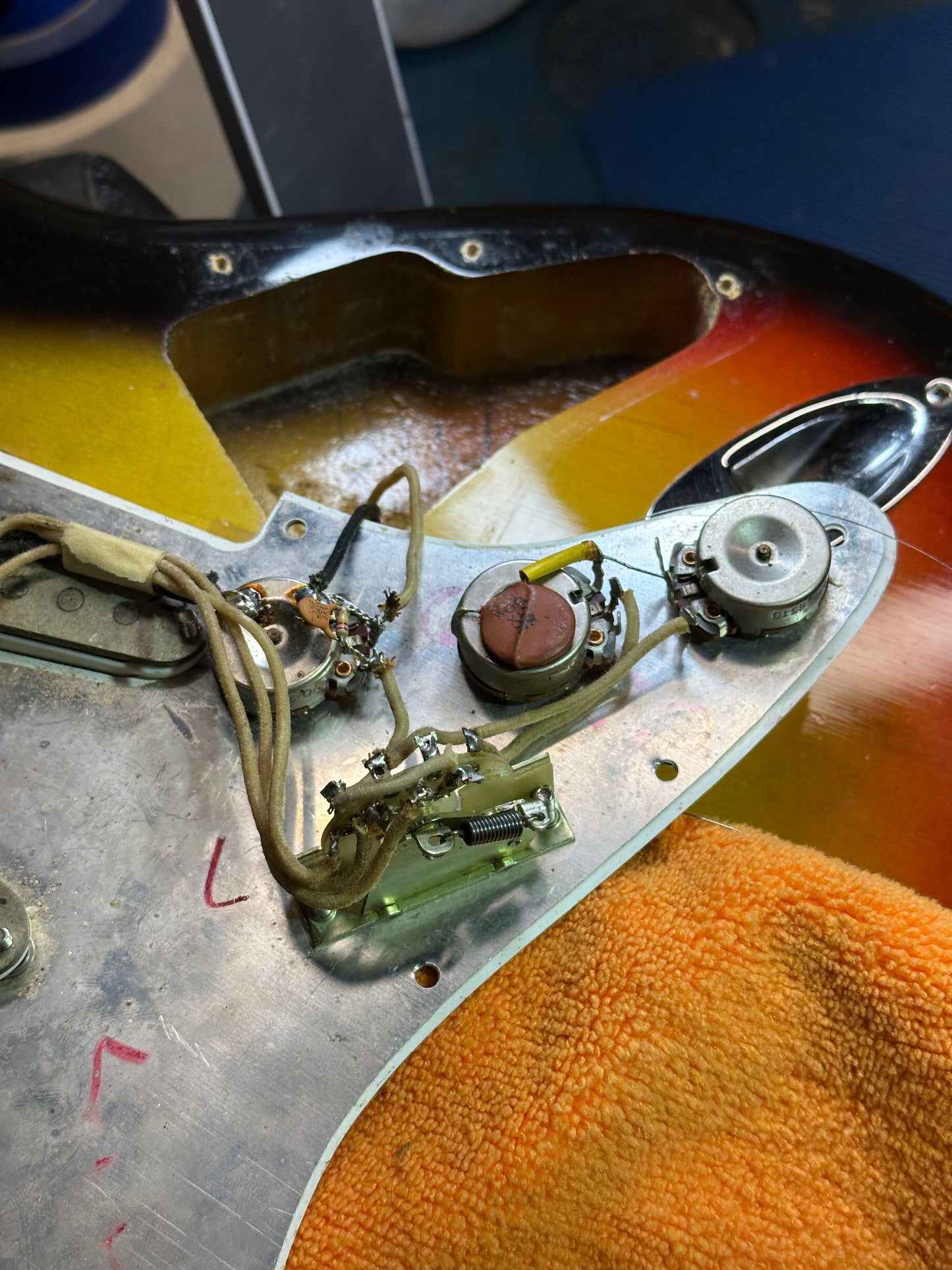 Vintage 1965 Fender Stratocaster 3-Tone Sunburst w/OHSC TSU24824