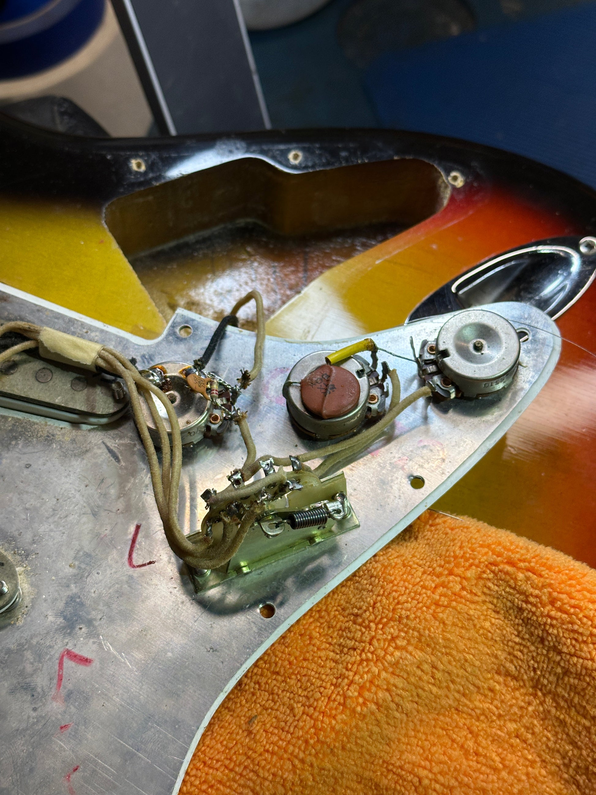 Vintage 1965 Fender Stratocaster 3-Tone Sunburst w/OHSC TSU24824