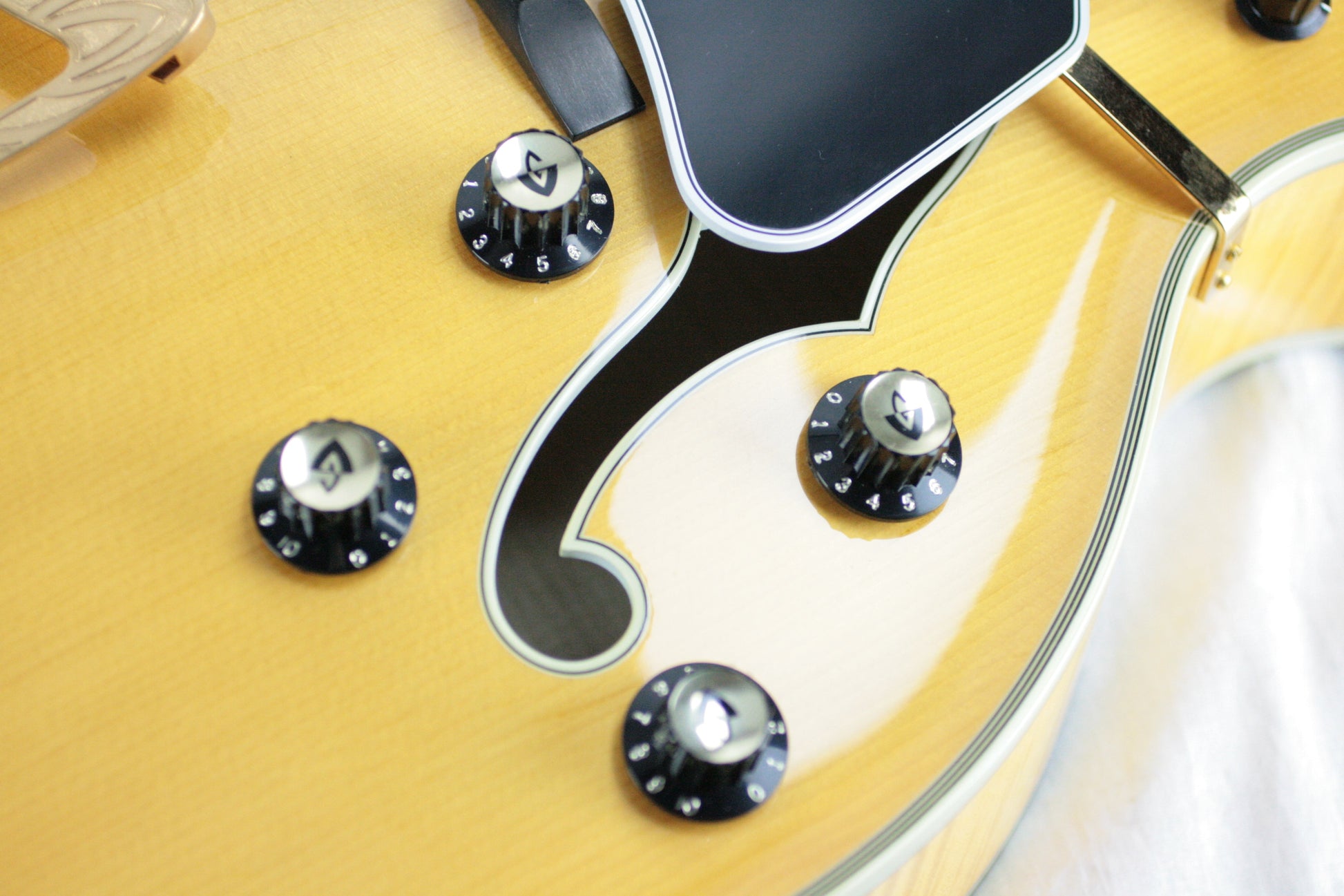 2004 Guild Bob Benedetto X-700 Stuart Honey Blonde! Solid-Carved Woods! x700 Signature Archtop