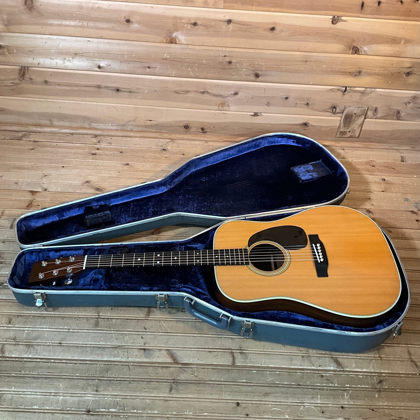 Martin 1975 D-28 Acoustic Guitar USED - Natural