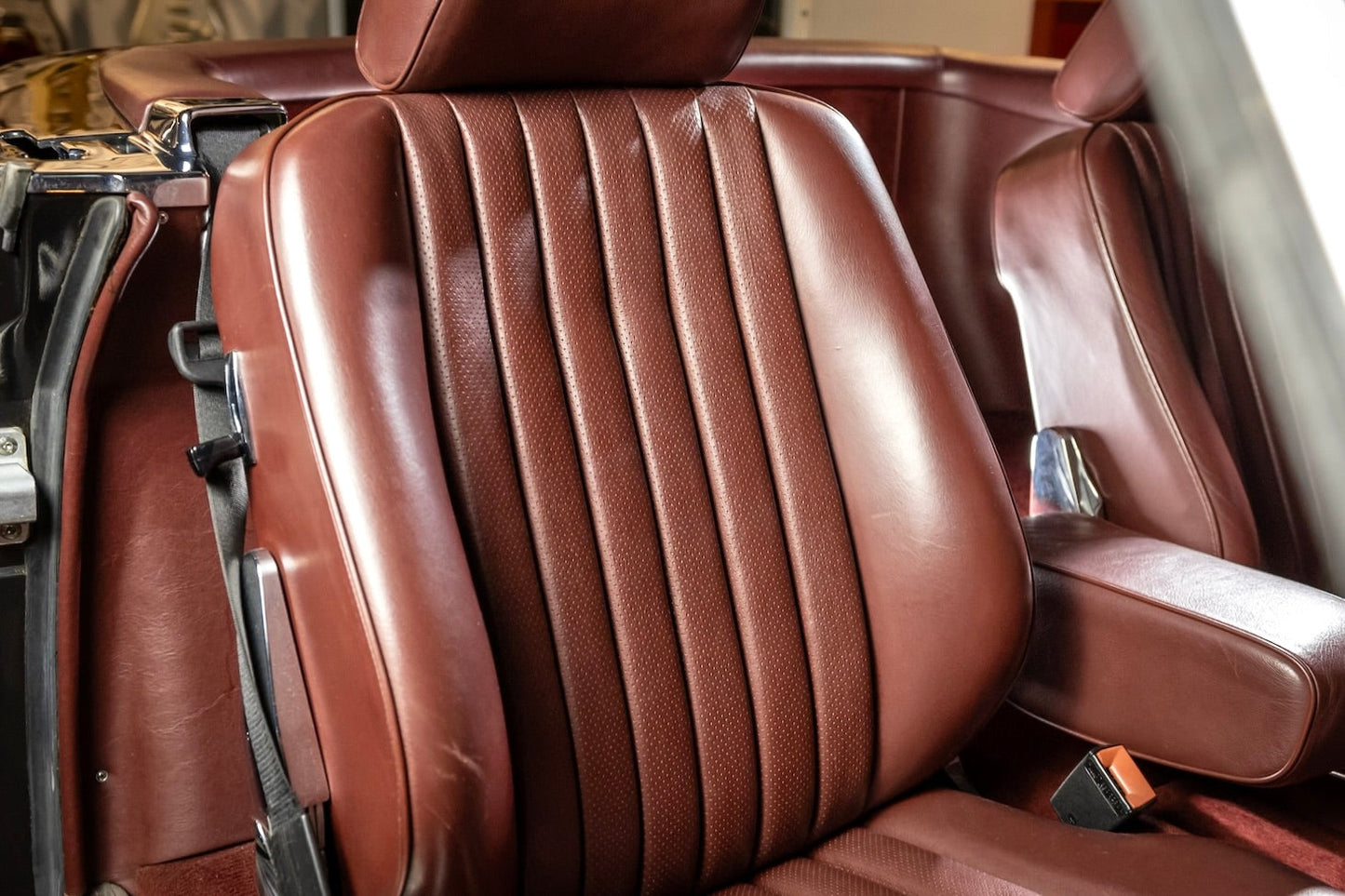 1986 Mercedes-Benz 560 SL Black Pearl Metallic