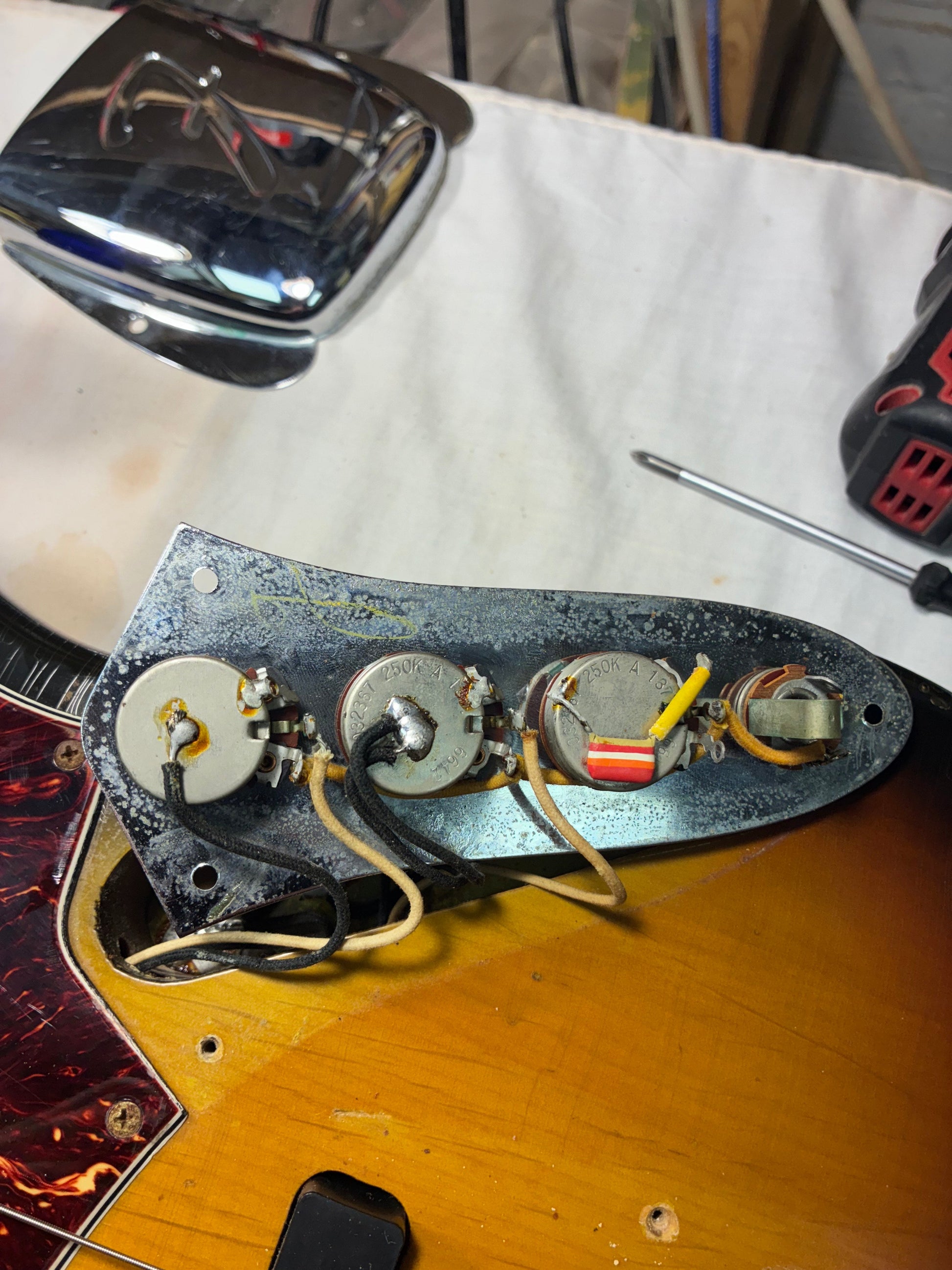 Fender 1967 Jazz Bass, 3-Tone Sunburst