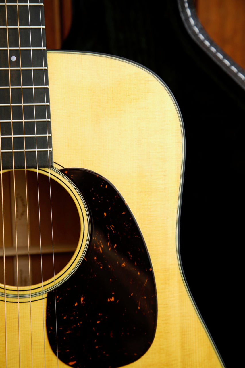 Martin D-18  Standard Series Dreadnought Gloss Acoustic Guitar