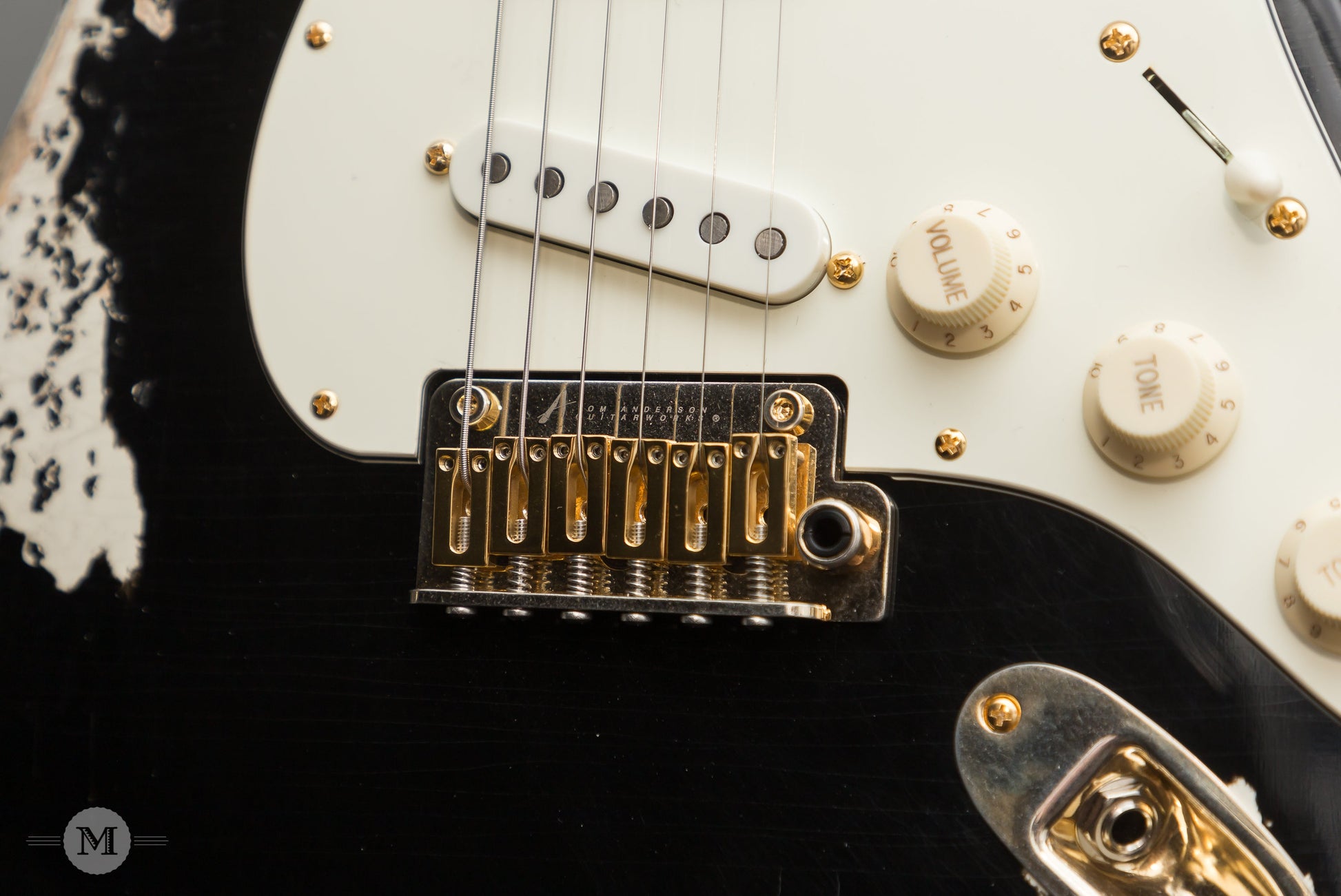 Tom Anderson Guitars - Icon Classic -  Black over Olympic White - In-Distress Lv3