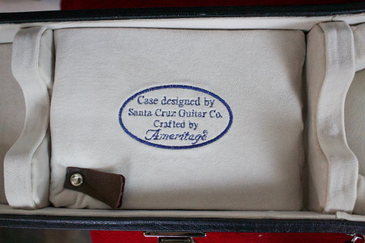 Santa Cruz OM Grand Walnut & Cedar, Koa binding