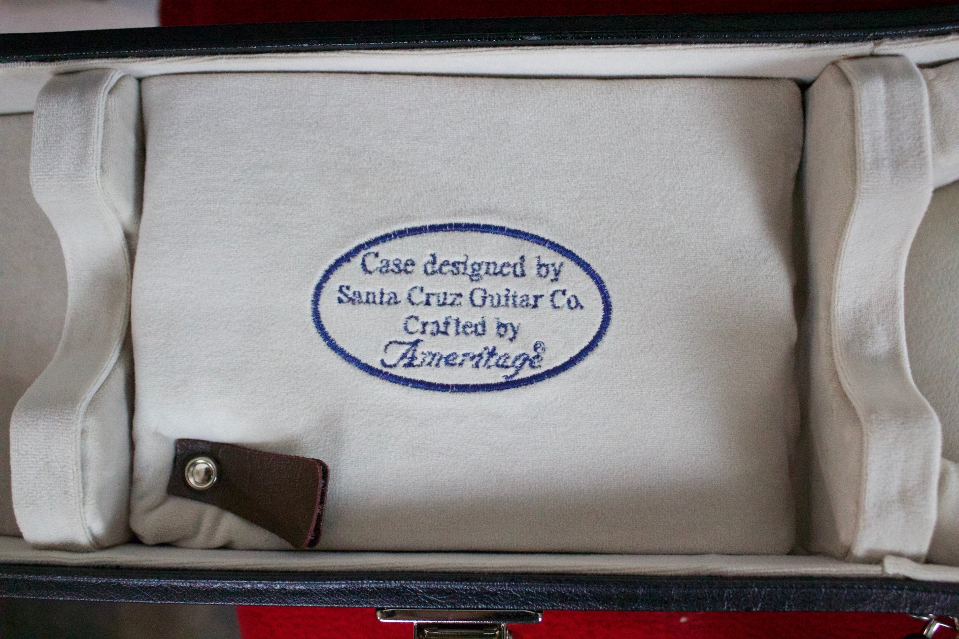Santa Cruz OM Grand Walnut & Cedar, Koa binding