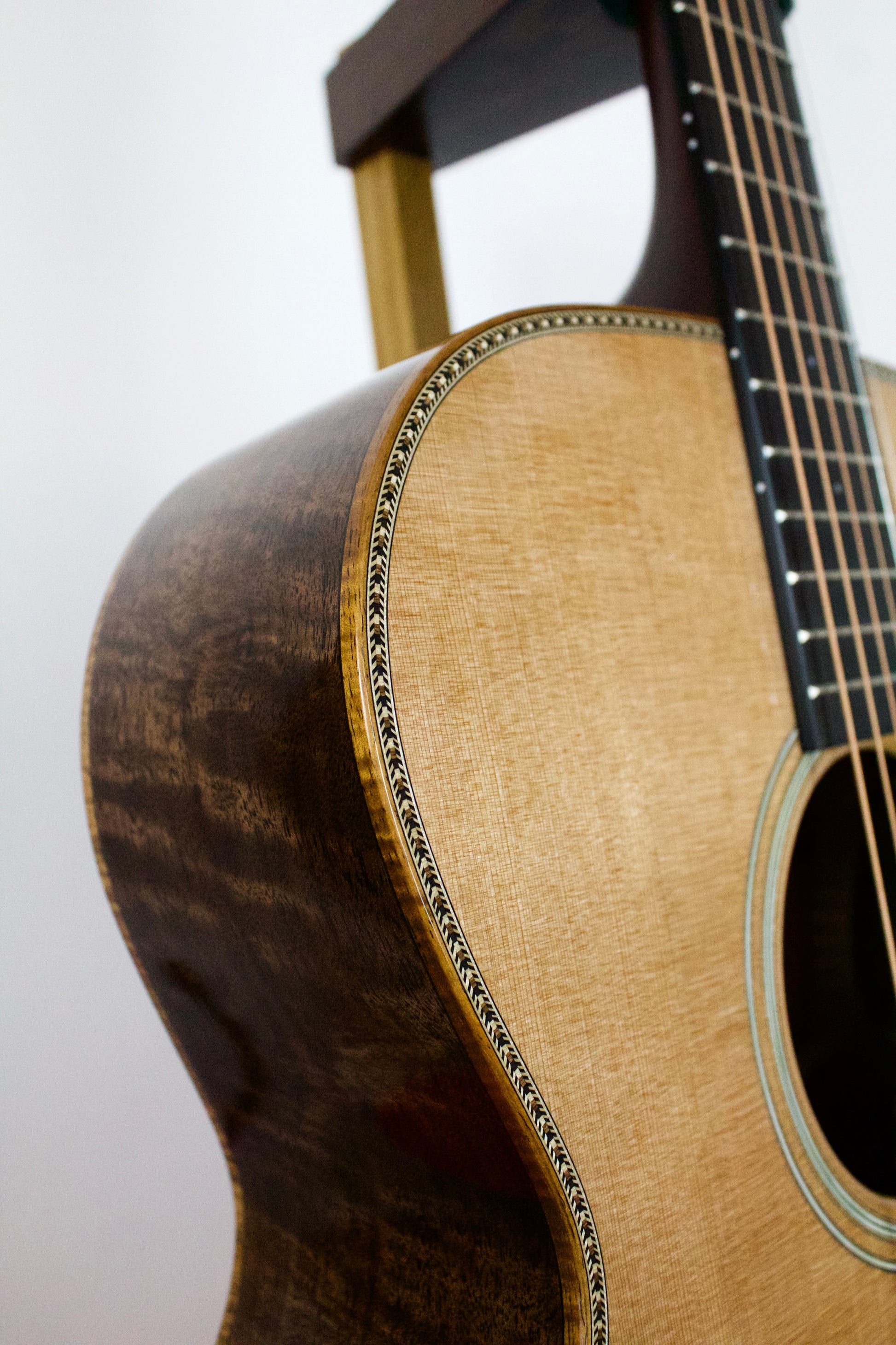 Santa Cruz OM Grand Walnut & Cedar, Koa binding