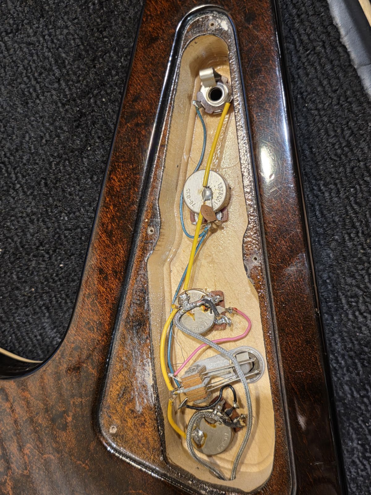 Gibson The V Sunburst 1981