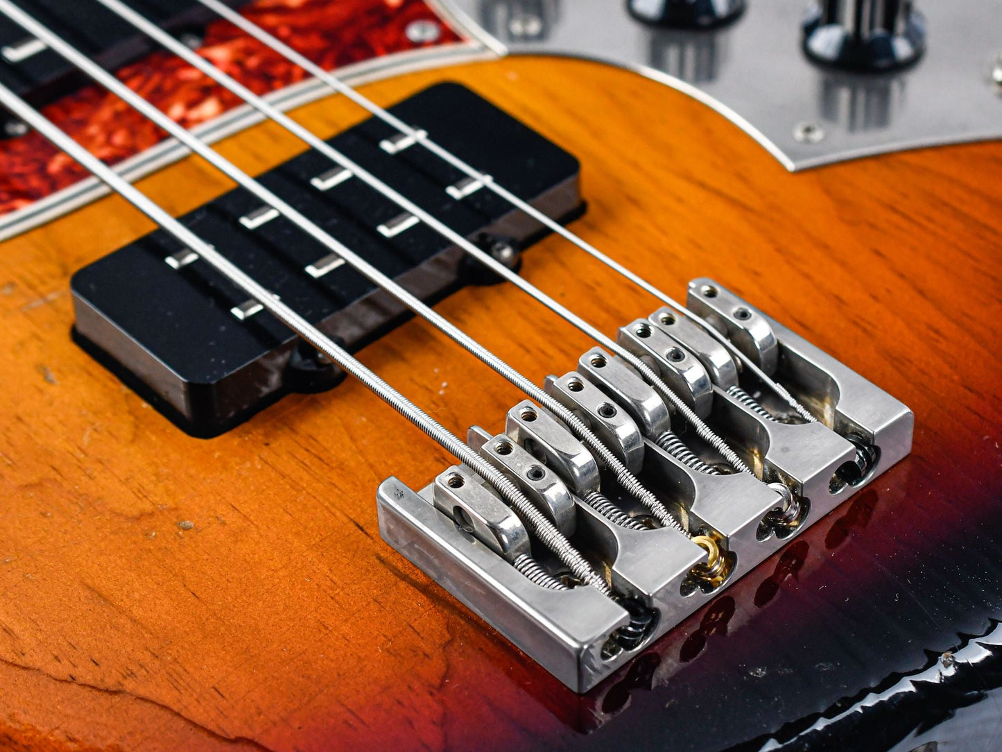 Novo Ivorus Bass 3 Tone Burst Light Aged